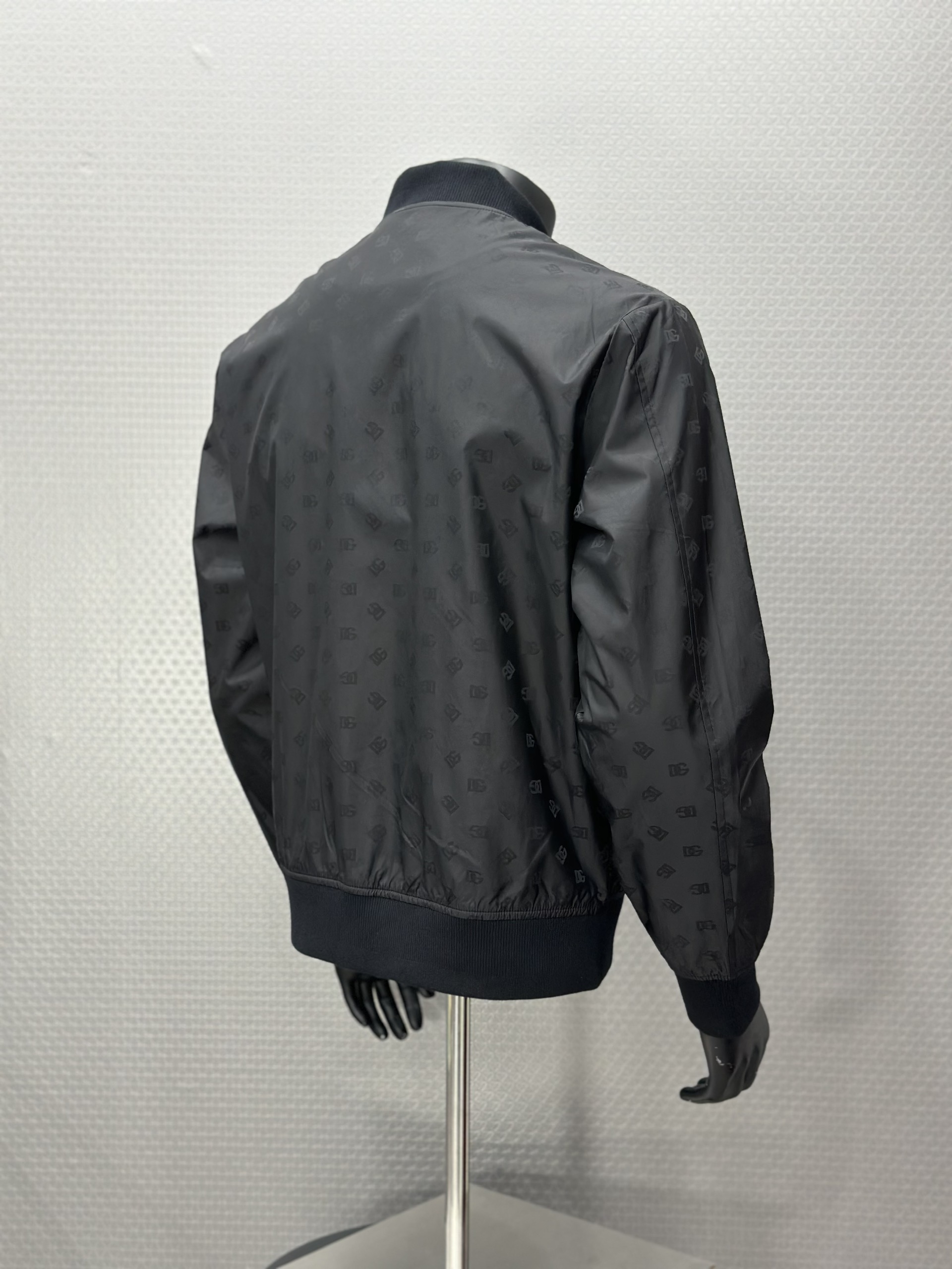 Áo khoác gió Dolce Gabbana DG Đen họa tiết logo chữ full Like Auth VTN