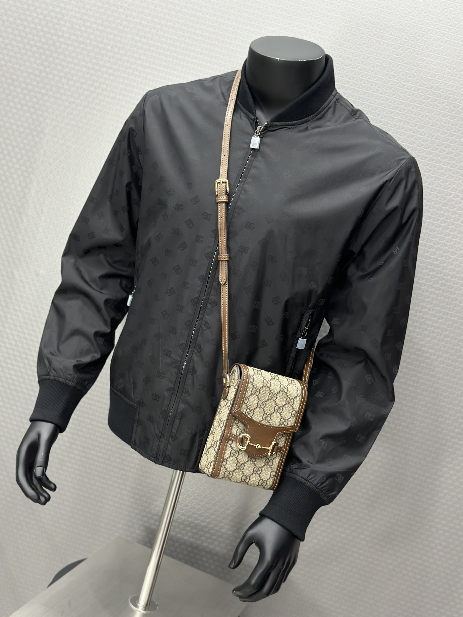 Áo khoác gió Dolce Gabbana DG Đen họa tiết logo chữ full Like Auth VTN