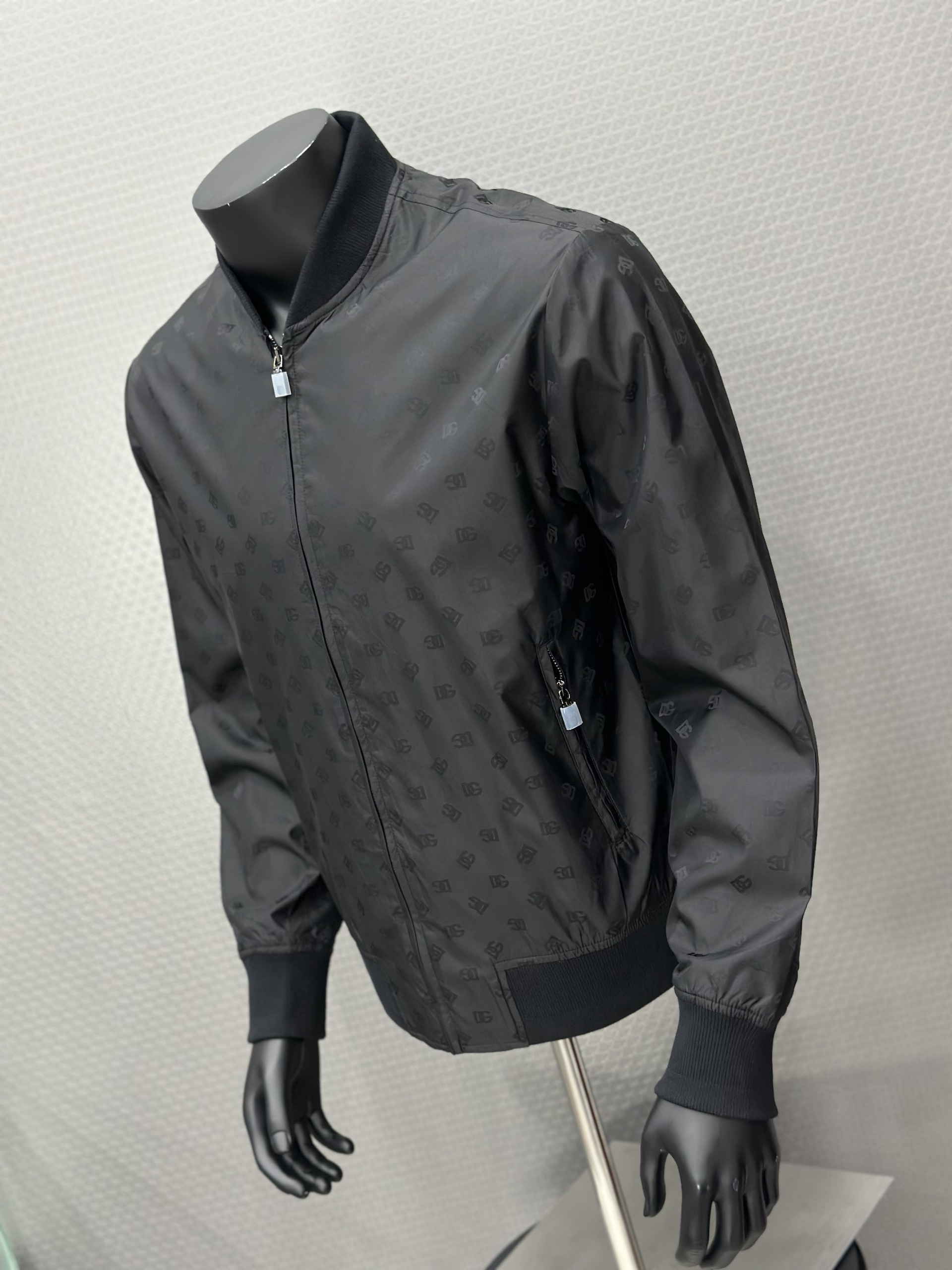 Áo khoác gió Dolce Gabbana DG Đen họa tiết logo chữ full Like Auth VTN
