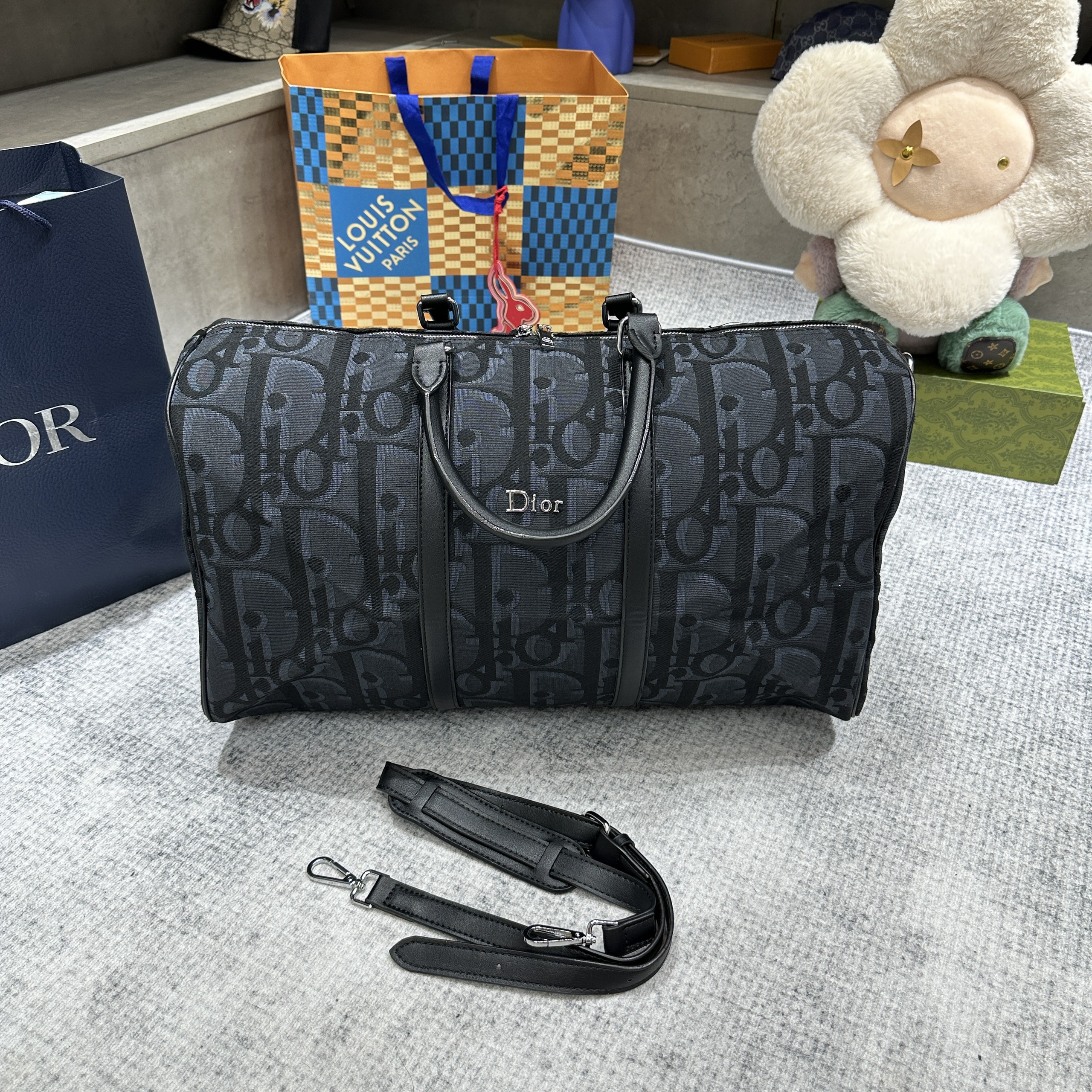 Túi trống du lịch Dior CD Đen họa tiết logo chữ full size 50cm Like Auth Fullbox phụ kiện PLD