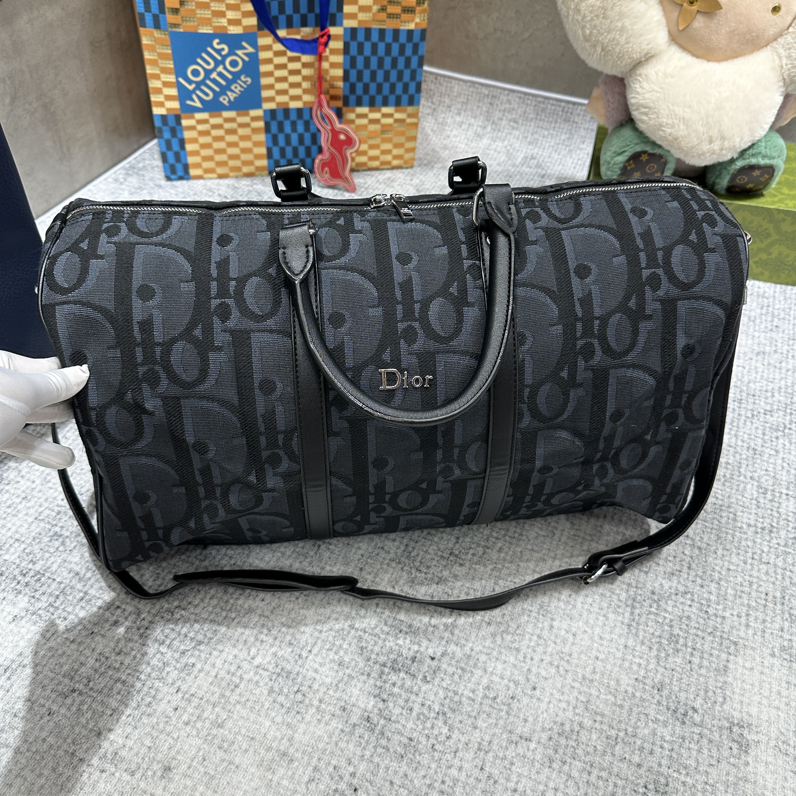 Túi trống du lịch Dior CD Đen họa tiết logo chữ full size 50cm Like Auth Fullbox phụ kiện PLD