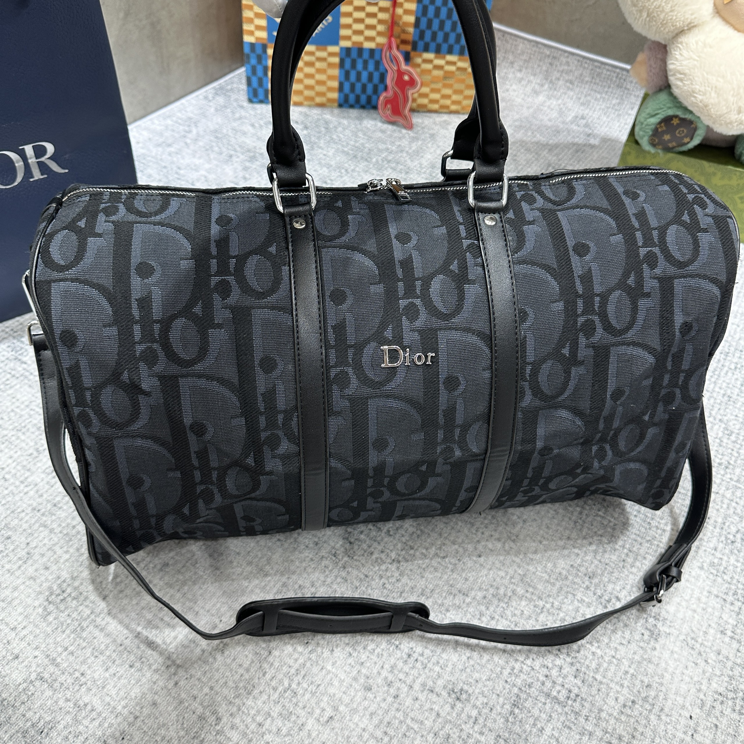 Túi trống du lịch Dior CD Đen họa tiết logo chữ full size 50cm Like Auth Fullbox phụ kiện PLD