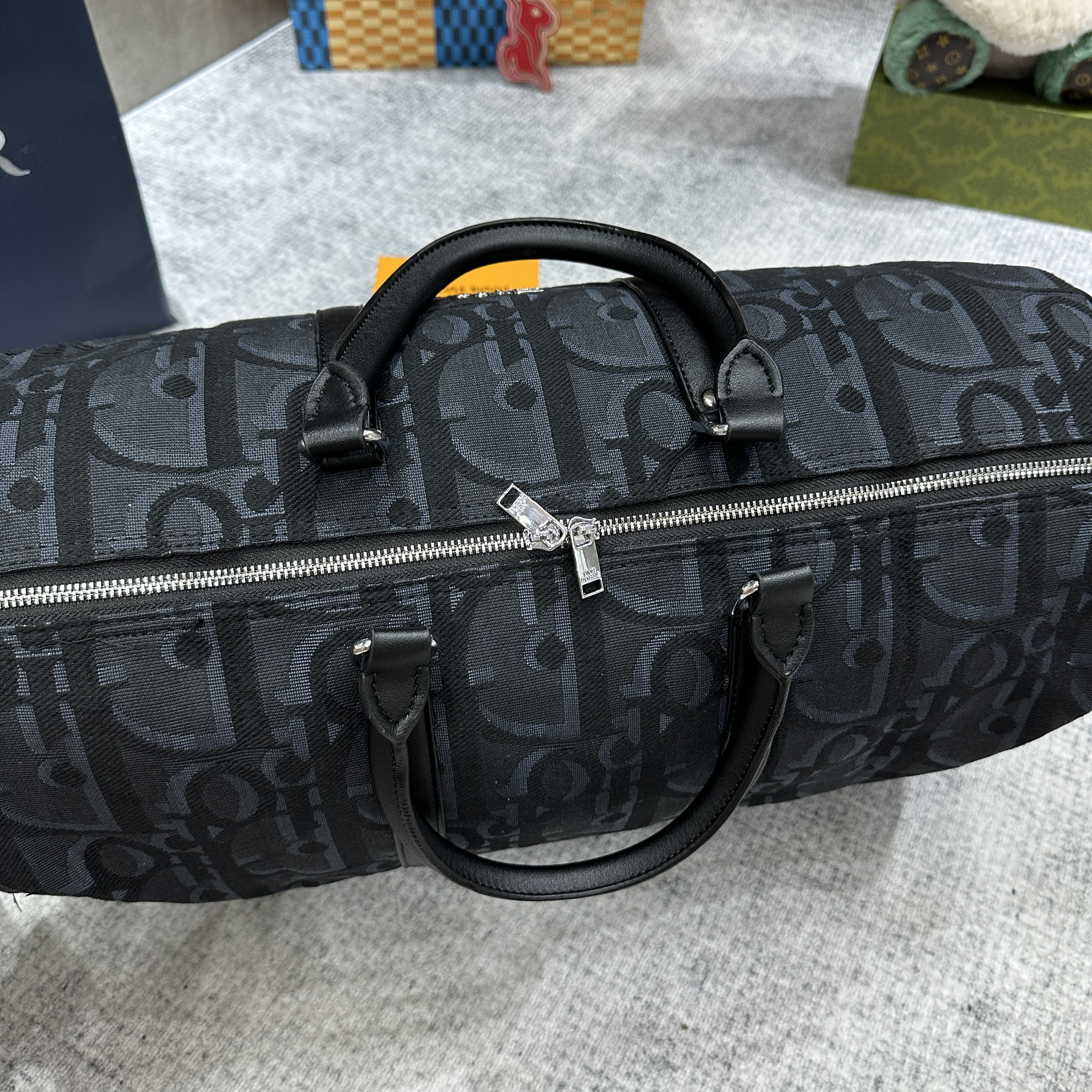 Túi trống du lịch Dior CD Đen họa tiết logo chữ full size 50cm Like Auth Fullbox phụ kiện PLD