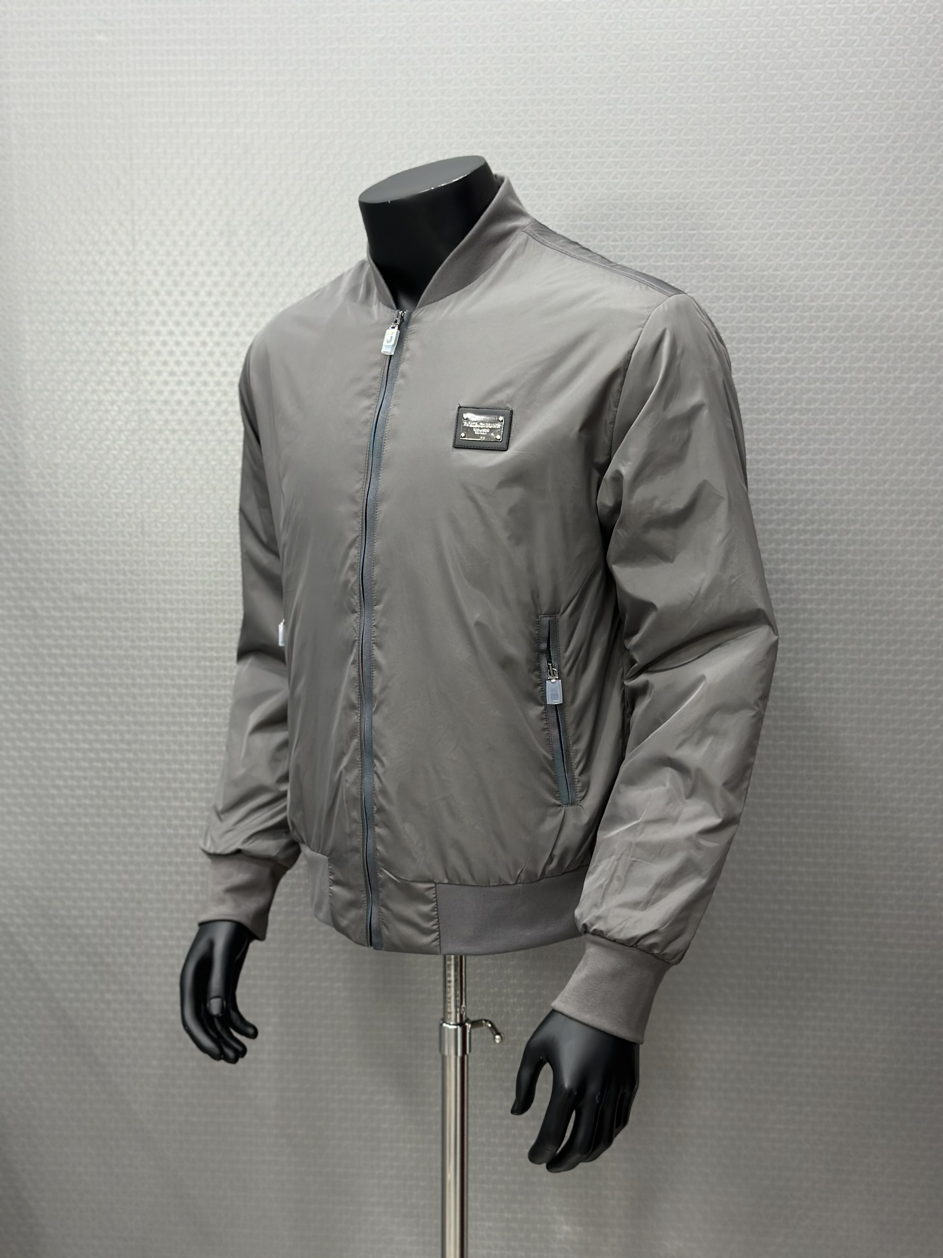 Áo khoác gió Dolce Gabbana DG Xám logo tag sắt Bạc vuông thêu ngực Like Auth VTN