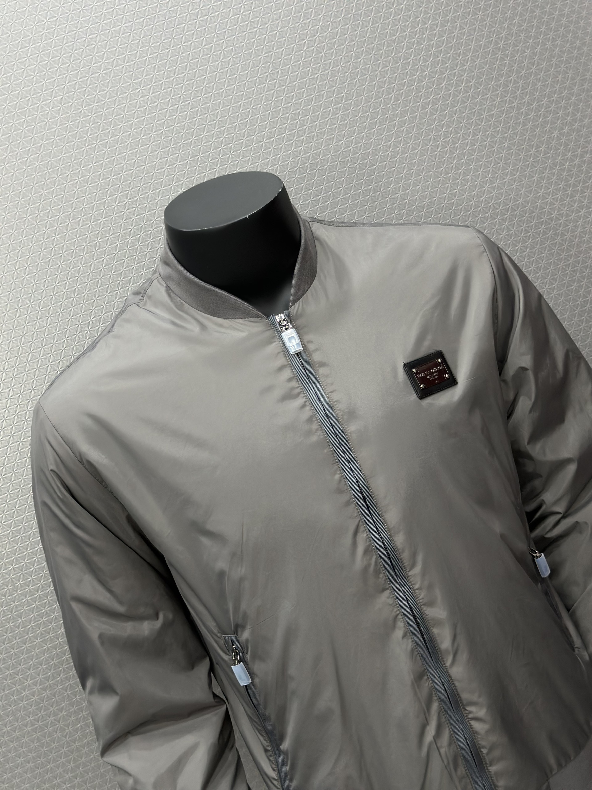 Áo khoác gió Dolce Gabbana DG Xám logo tag sắt Bạc vuông thêu ngực Like Auth VTN