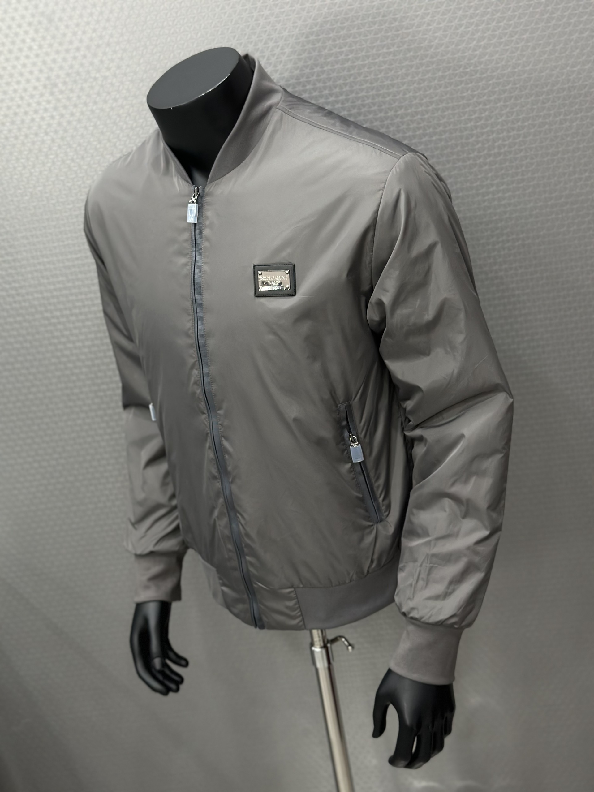 Áo khoác gió Dolce Gabbana DG Xám logo tag sắt Bạc vuông thêu ngực Like Auth VTN