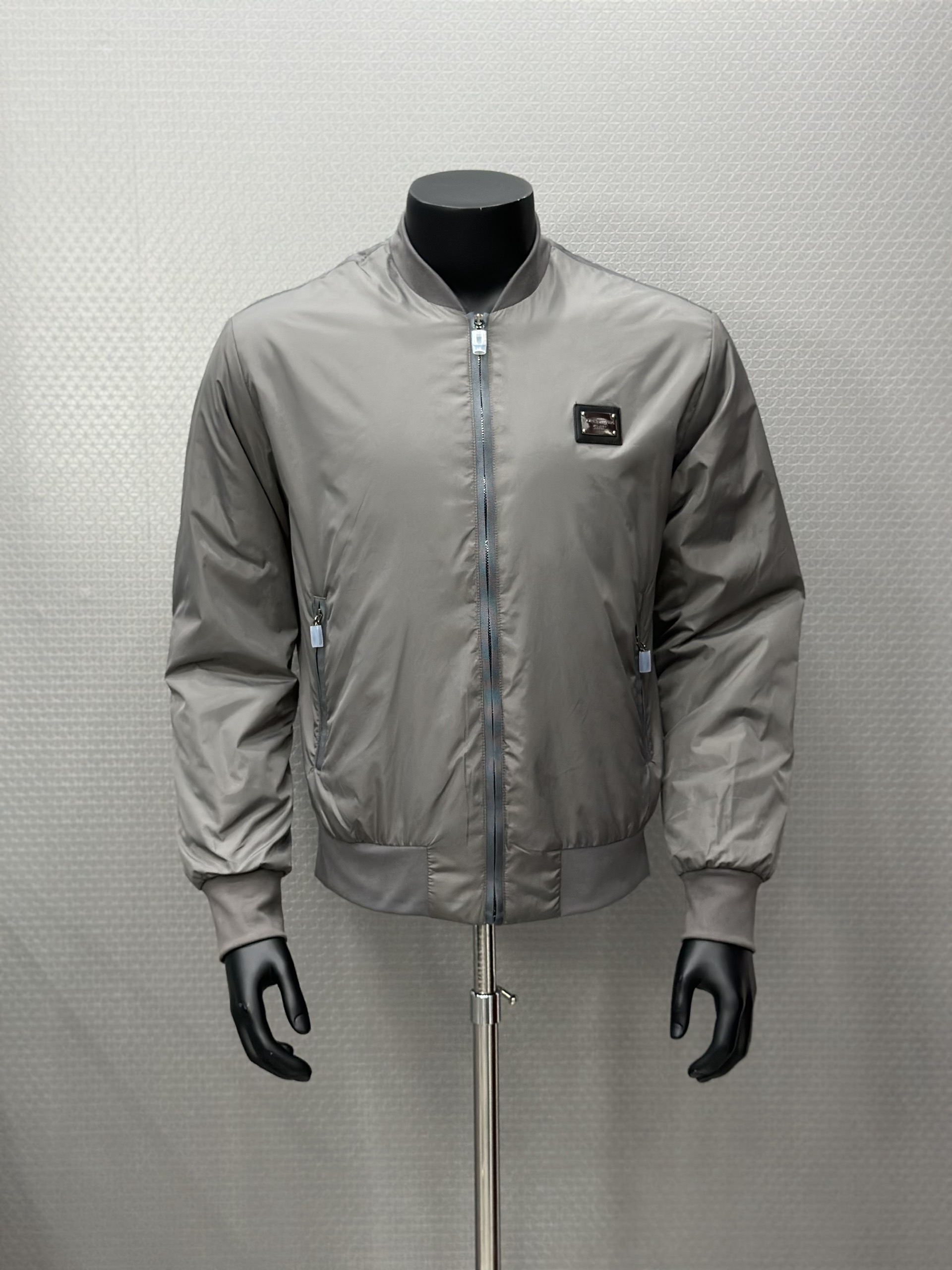 Áo khoác gió Dolce Gabbana DG Xám logo tag sắt Bạc vuông thêu ngực Like Auth VTN