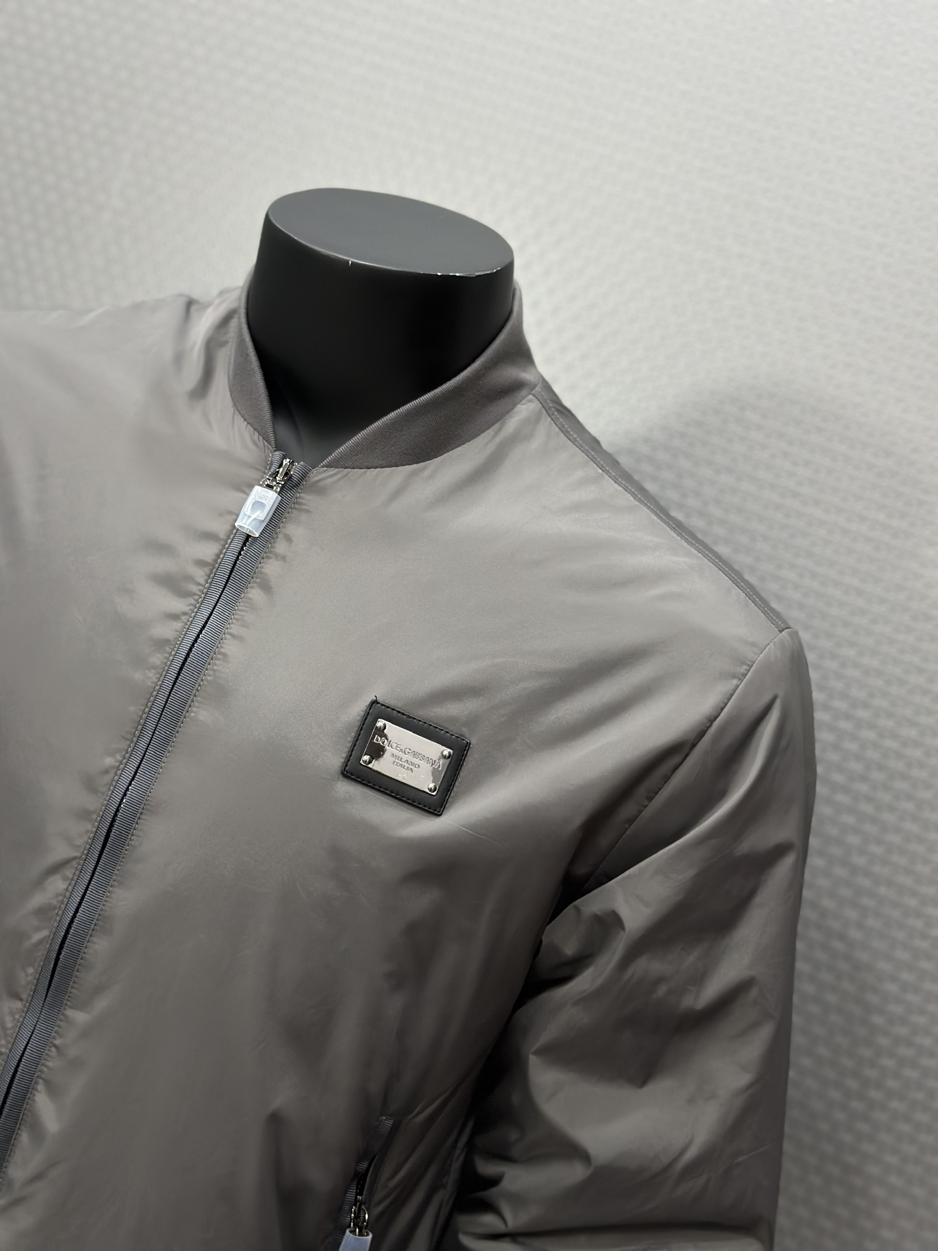 Áo khoác gió Dolce Gabbana DG Xám logo tag sắt Bạc vuông thêu ngực Like Auth VTN