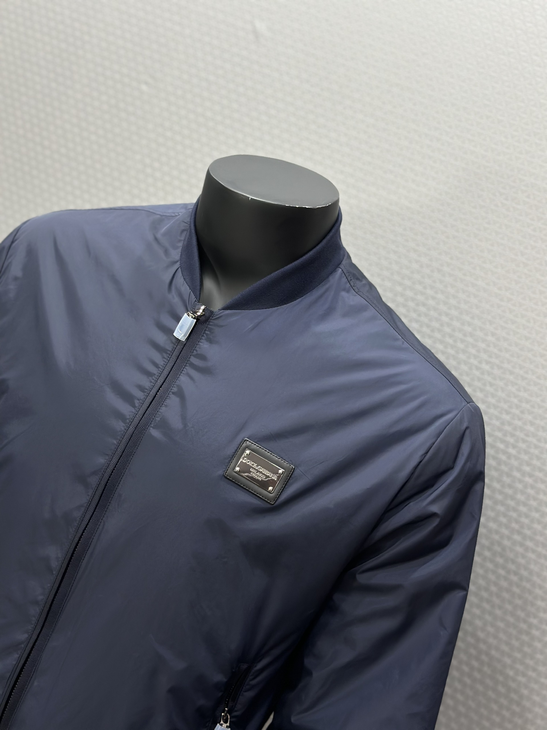 Áo khoác gió Dolce Gabbana DG Xanh than logo tag sắt Bạc vuông thêu ngực Like Auth VTN