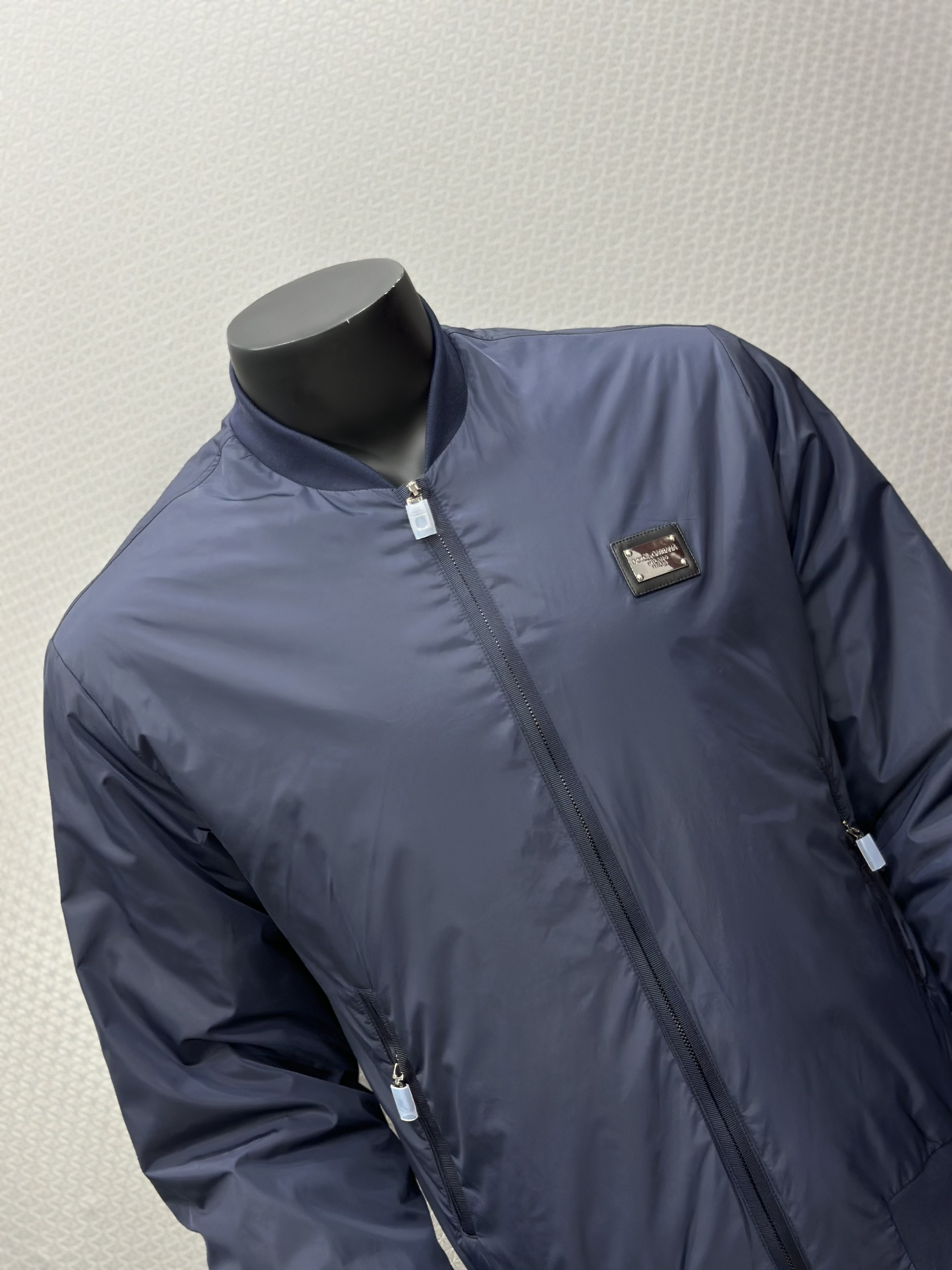 Áo khoác gió Dolce Gabbana DG Xanh than logo tag sắt Bạc vuông thêu ngực Like Auth VTN