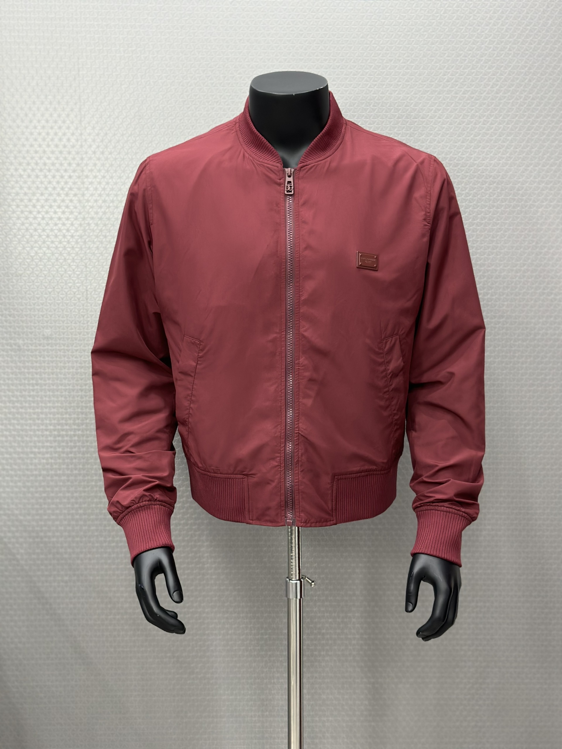 Áo khoác gió Dolce Gabbana DG Đỏ logo tag sắt vuông thêu ngực Like Auth VTN