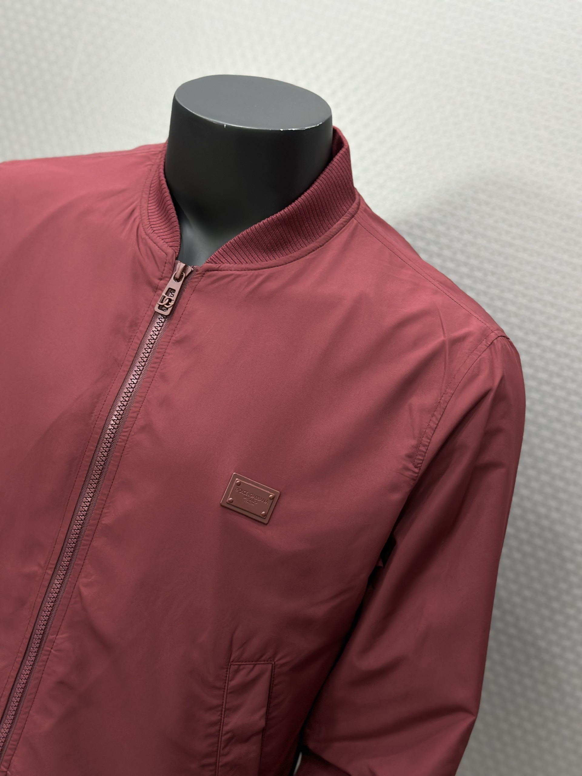 Áo khoác gió Dolce Gabbana DG Đỏ logo tag sắt vuông thêu ngực Like Auth VTN