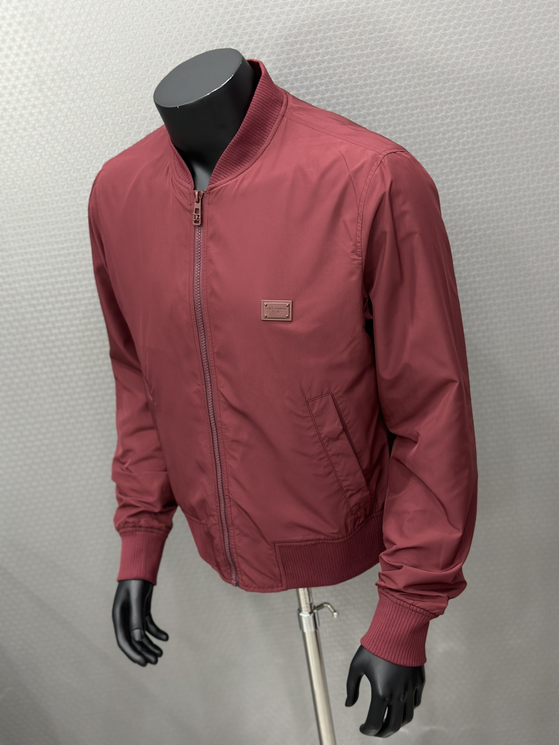 Áo khoác gió Dolce Gabbana DG Đỏ logo tag sắt vuông thêu ngực Like Auth VTN