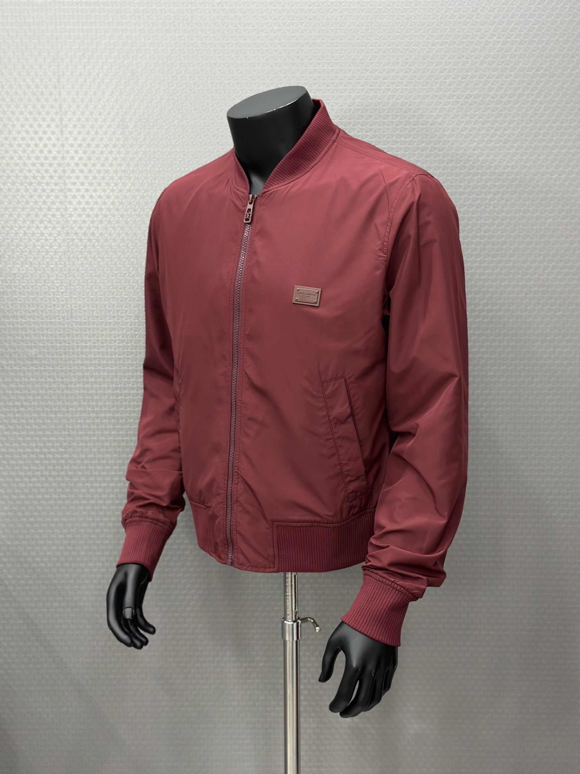 Áo khoác gió Dolce Gabbana DG Đỏ logo tag sắt vuông thêu ngực Like Auth VTN