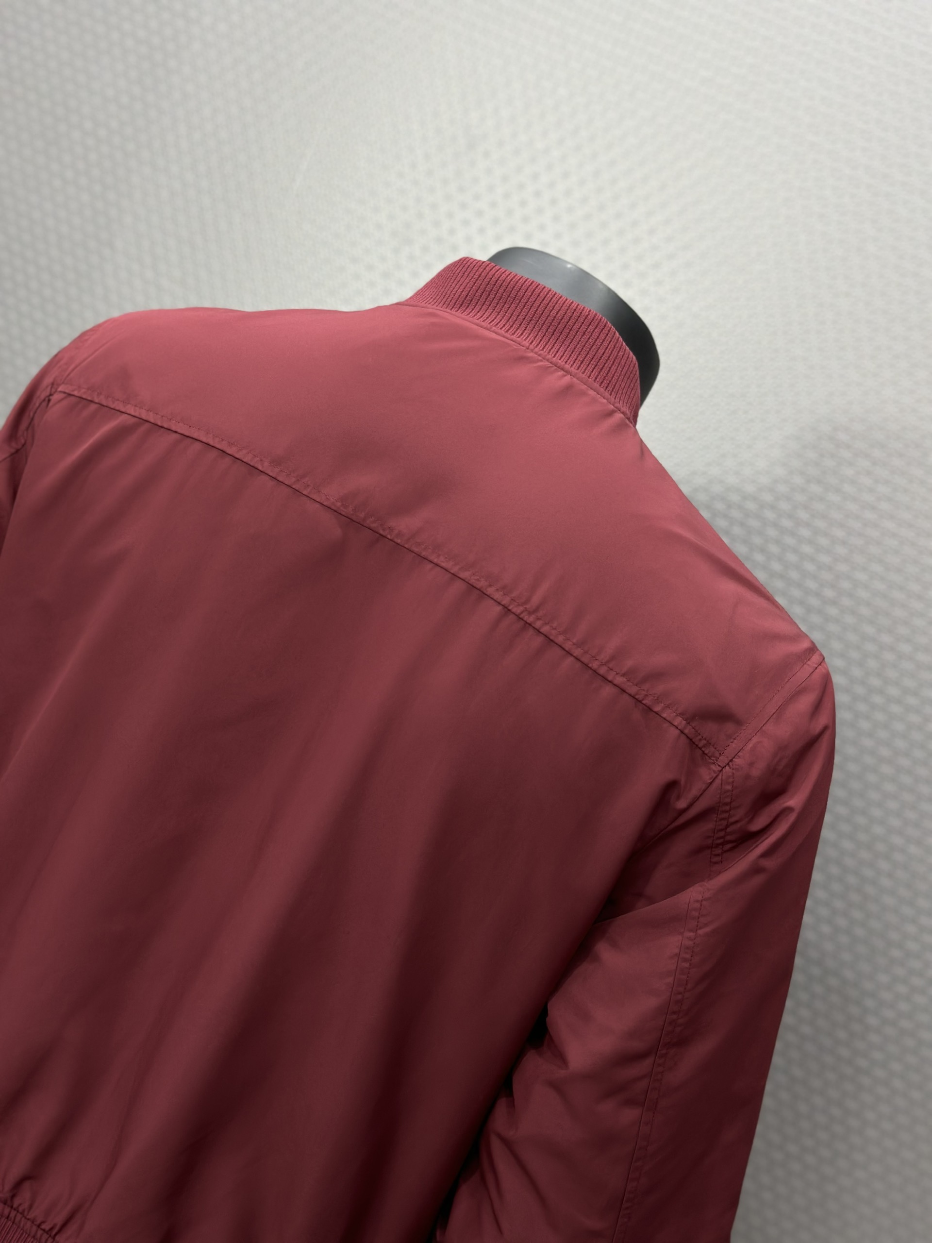 Áo khoác gió Dolce Gabbana DG Đỏ logo tag sắt vuông thêu ngực Like Auth VTN