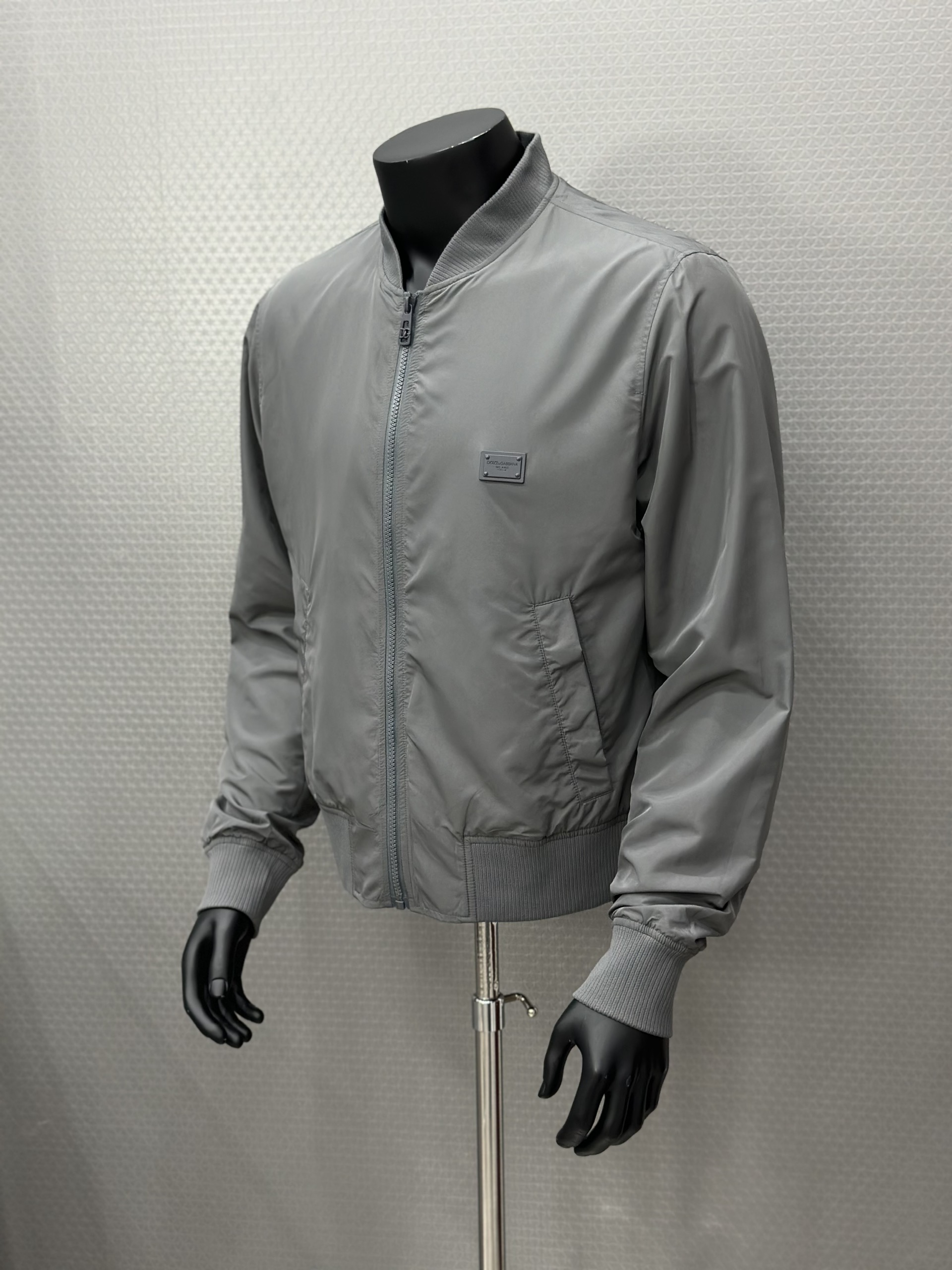 Áo khoác gió Dolce Gabbana DG Xám logo tag sắt vuông thêu ngực Like Auth VTN