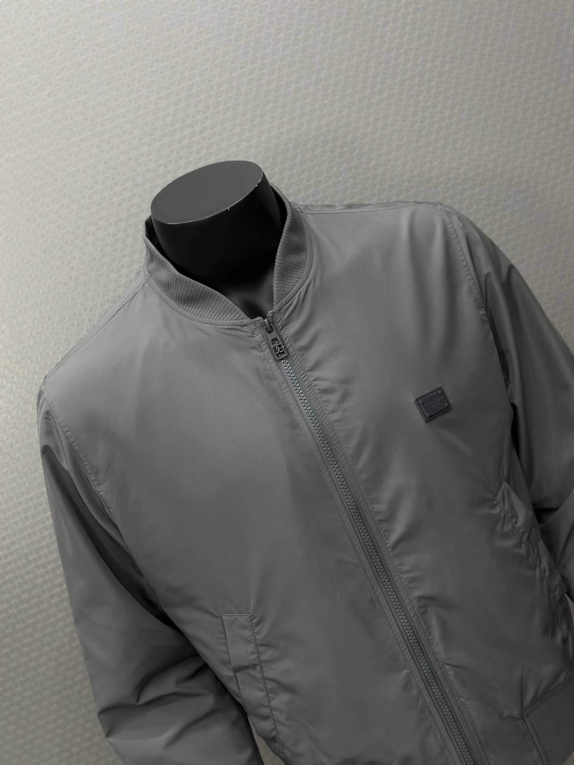 Áo khoác gió Dolce Gabbana DG Xám logo tag sắt vuông thêu ngực Like Auth VTN