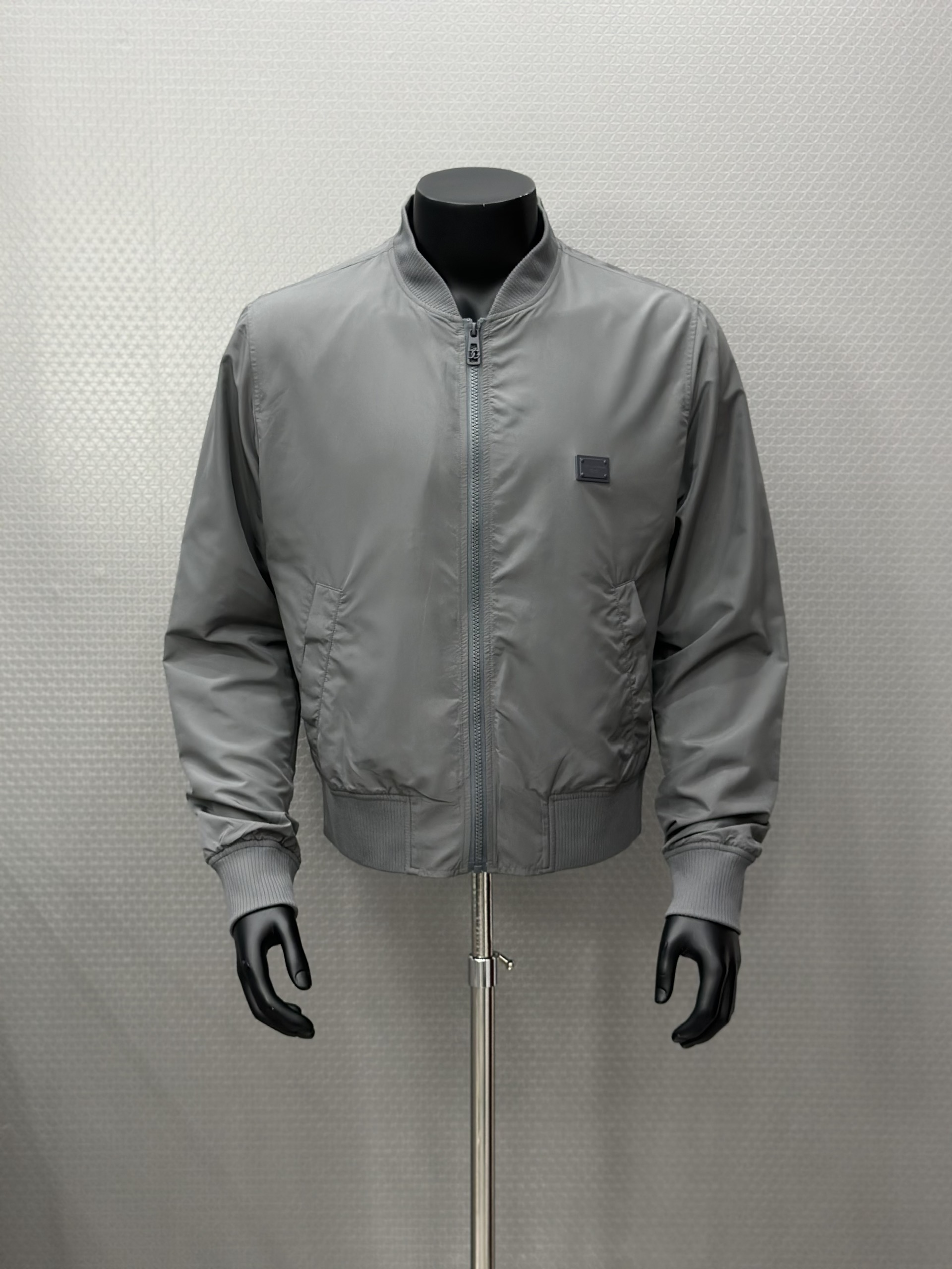 Áo khoác gió Dolce Gabbana DG Xám logo tag sắt vuông thêu ngực Like Auth VTN