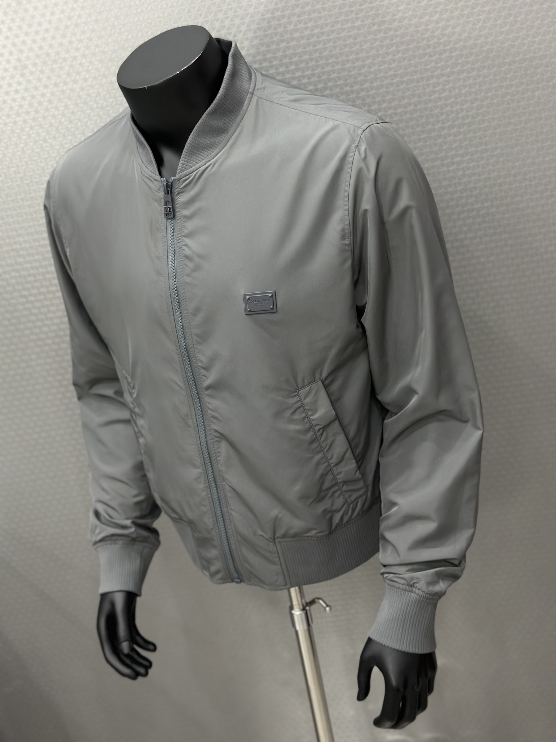 Áo khoác gió Dolce Gabbana DG Xám logo tag sắt vuông thêu ngực Like Auth VTN