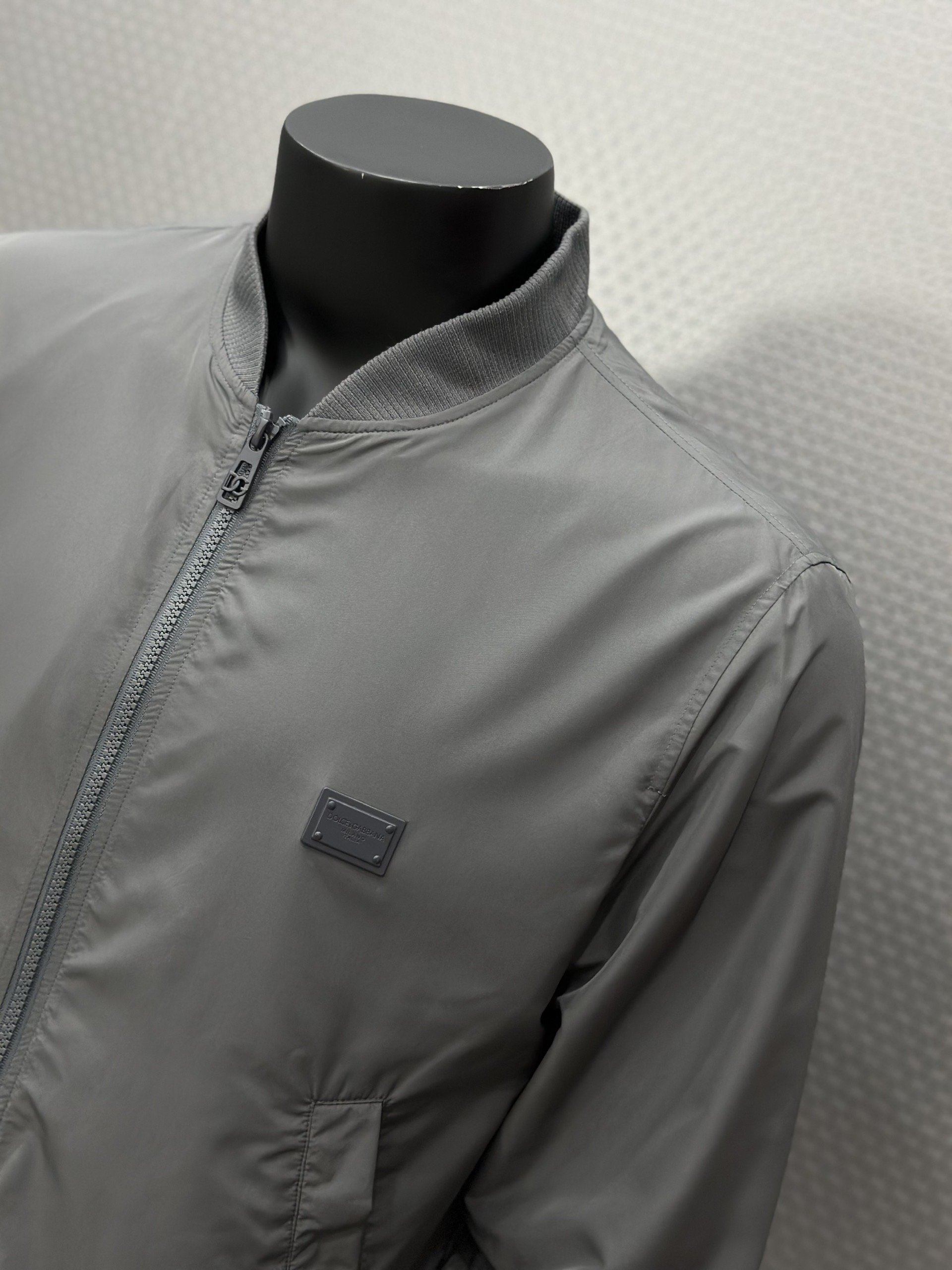Áo khoác gió Dolce Gabbana DG Xám logo tag sắt vuông thêu ngực Like Auth VTN