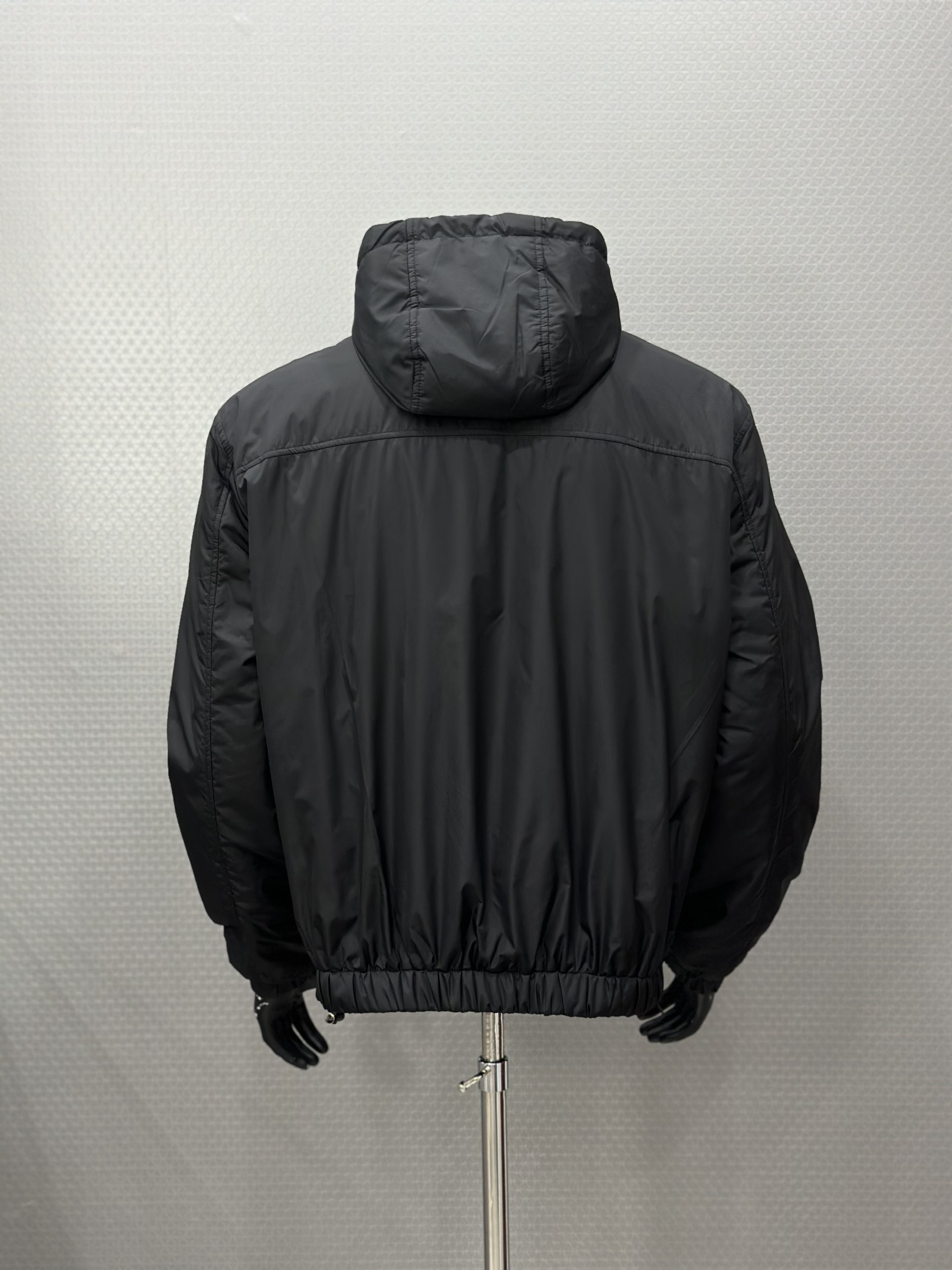 Áo khoác gió có mũ Dolce Gabbana DG Đen logo tag sắt vuông thêu ngực Like Auth VTN