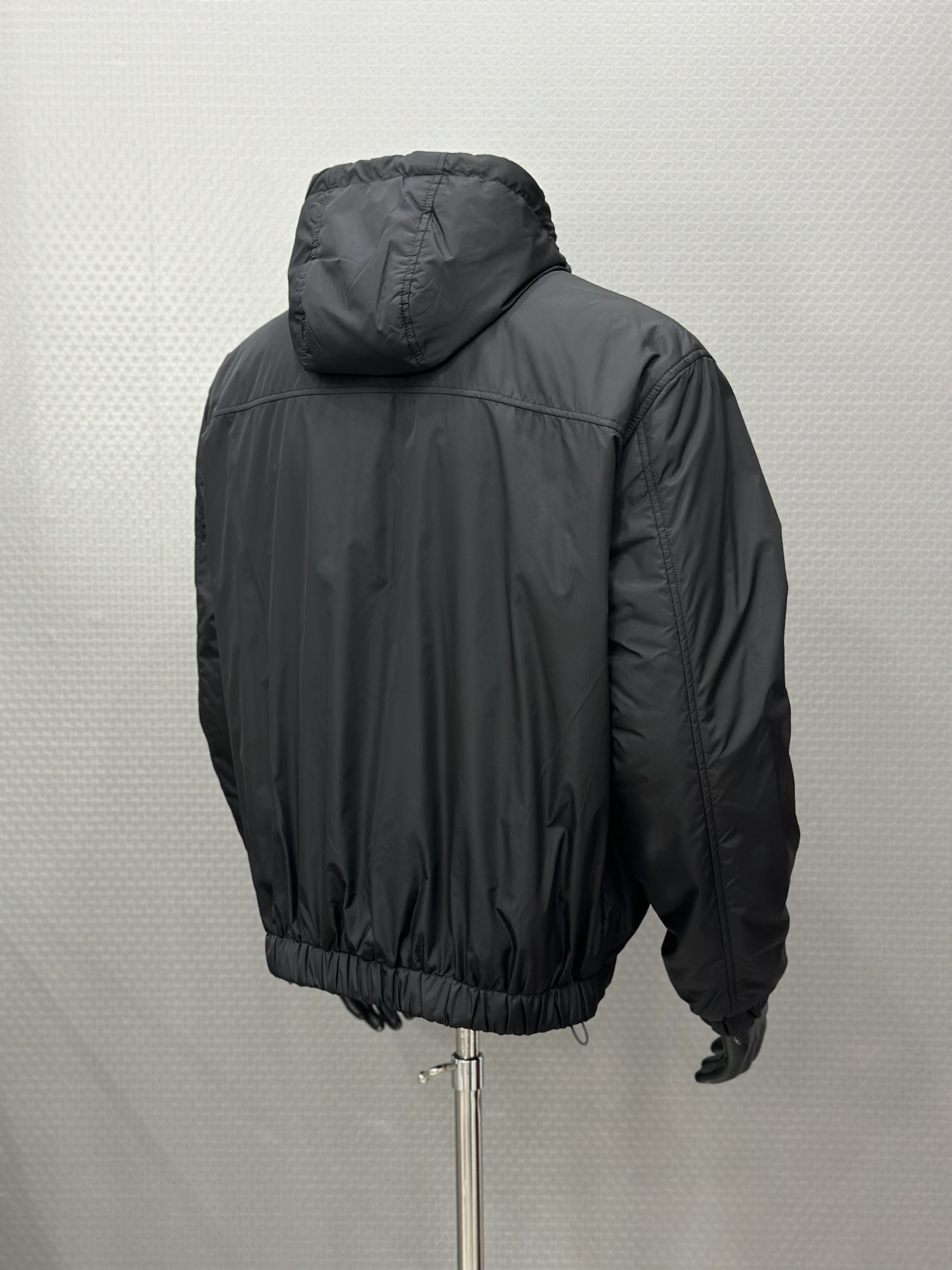 Áo khoác gió có mũ Dolce Gabbana DG Đen logo tag sắt vuông thêu ngực Like Auth VTN