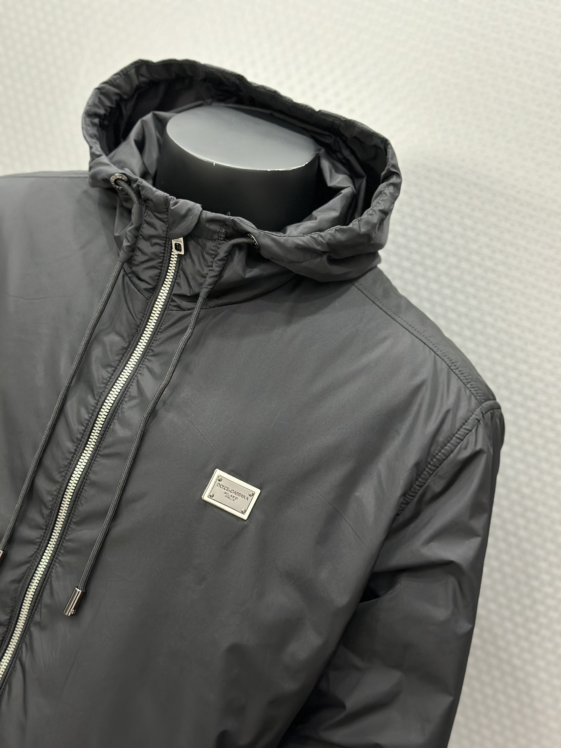 Áo khoác gió có mũ Dolce Gabbana DG Đen logo tag sắt vuông thêu ngực Like Auth VTN