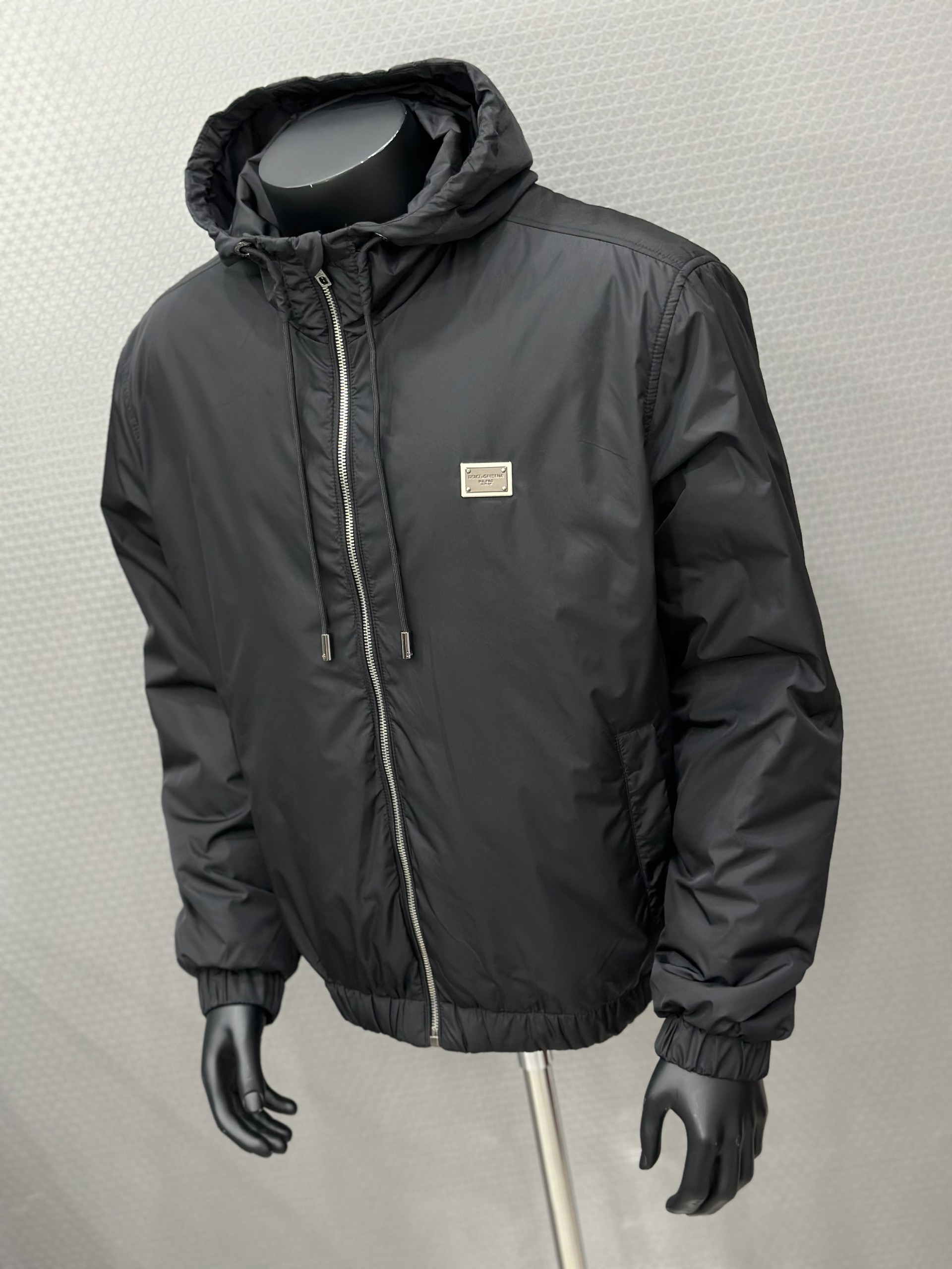Áo khoác gió có mũ Dolce Gabbana DG Đen logo tag sắt vuông thêu ngực Like Auth VTN