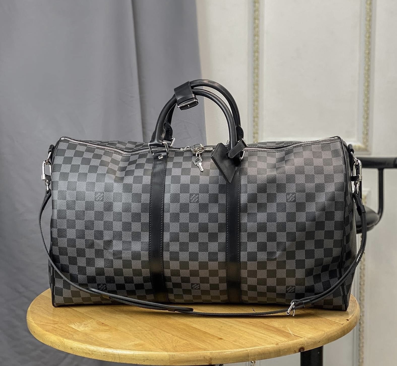 Túi trống du lịch Louis Vuitton LV Đen họa tiết caro full khóa ổ size 50cm Like Auth Fullbox phụ kiện PLD