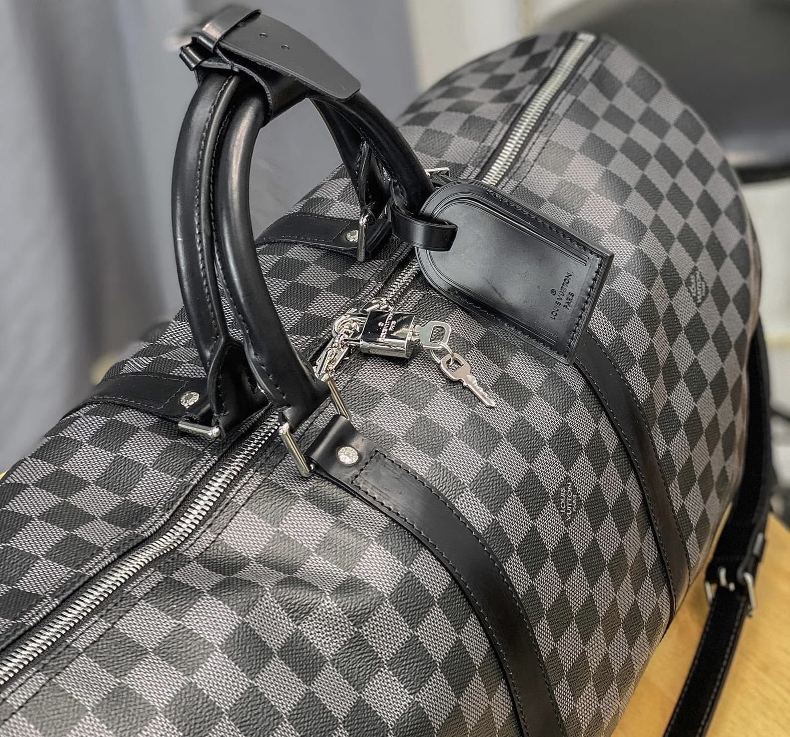 Túi trống du lịch Louis Vuitton LV Đen họa tiết caro full khóa ổ size 50cm Like Auth Fullbox phụ kiện PLD