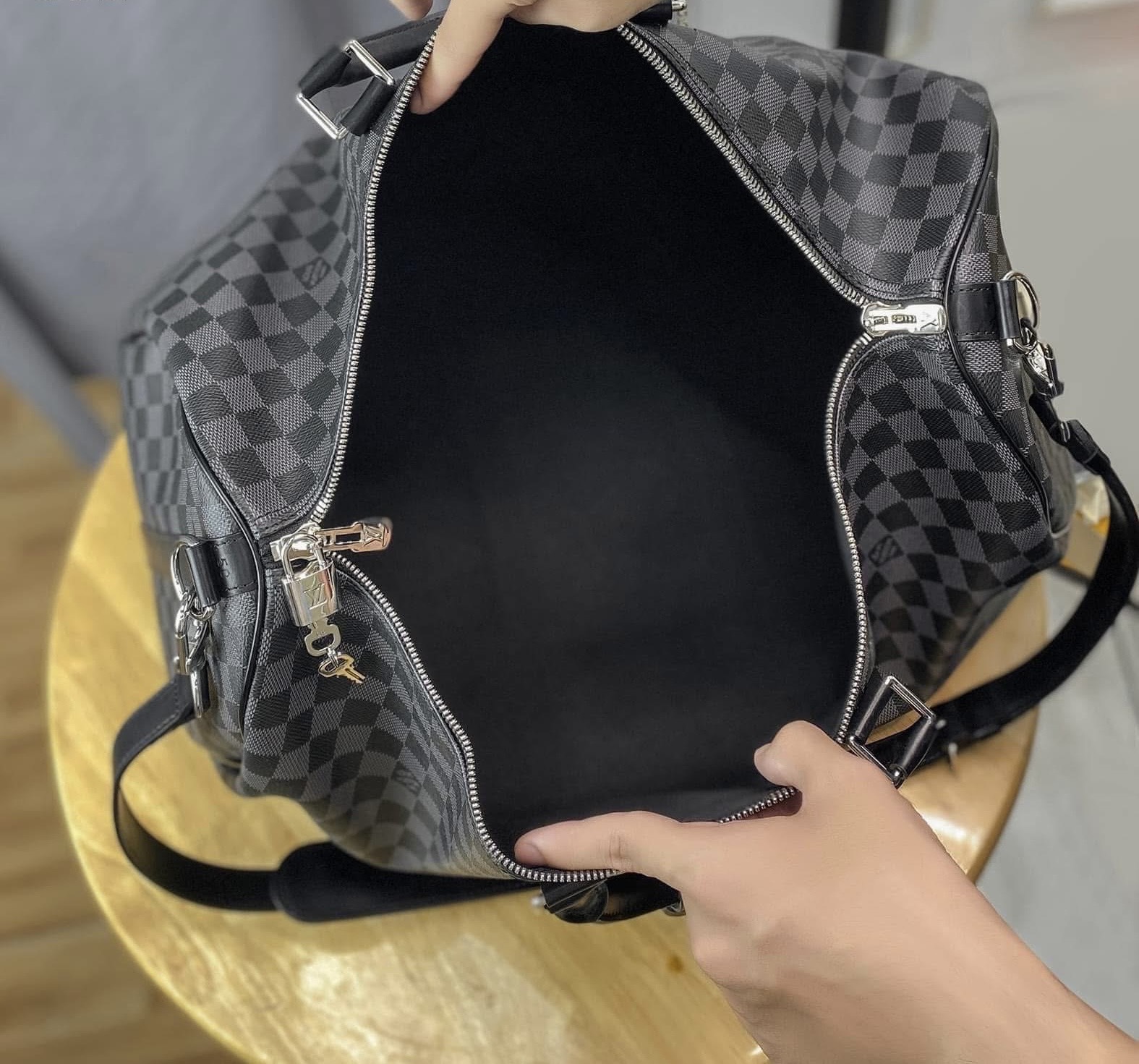 Túi trống du lịch Louis Vuitton LV Đen họa tiết caro full khóa ổ size 50cm Like Auth Fullbox phụ kiện PLD