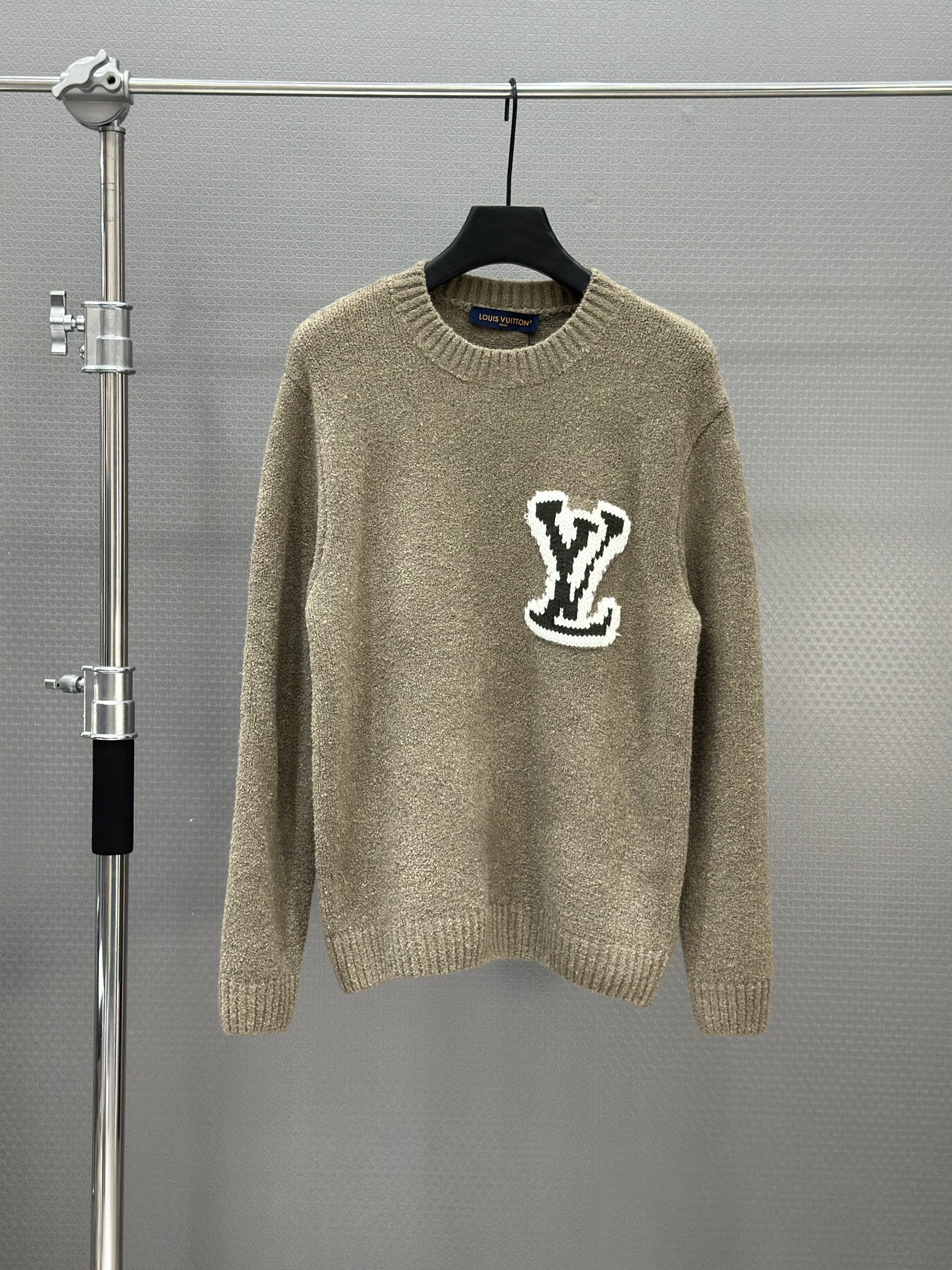 Áo sweater len Louis Vuitton LV 1335 Nâu logo thêu ngực Like Auth 46-52 VTN