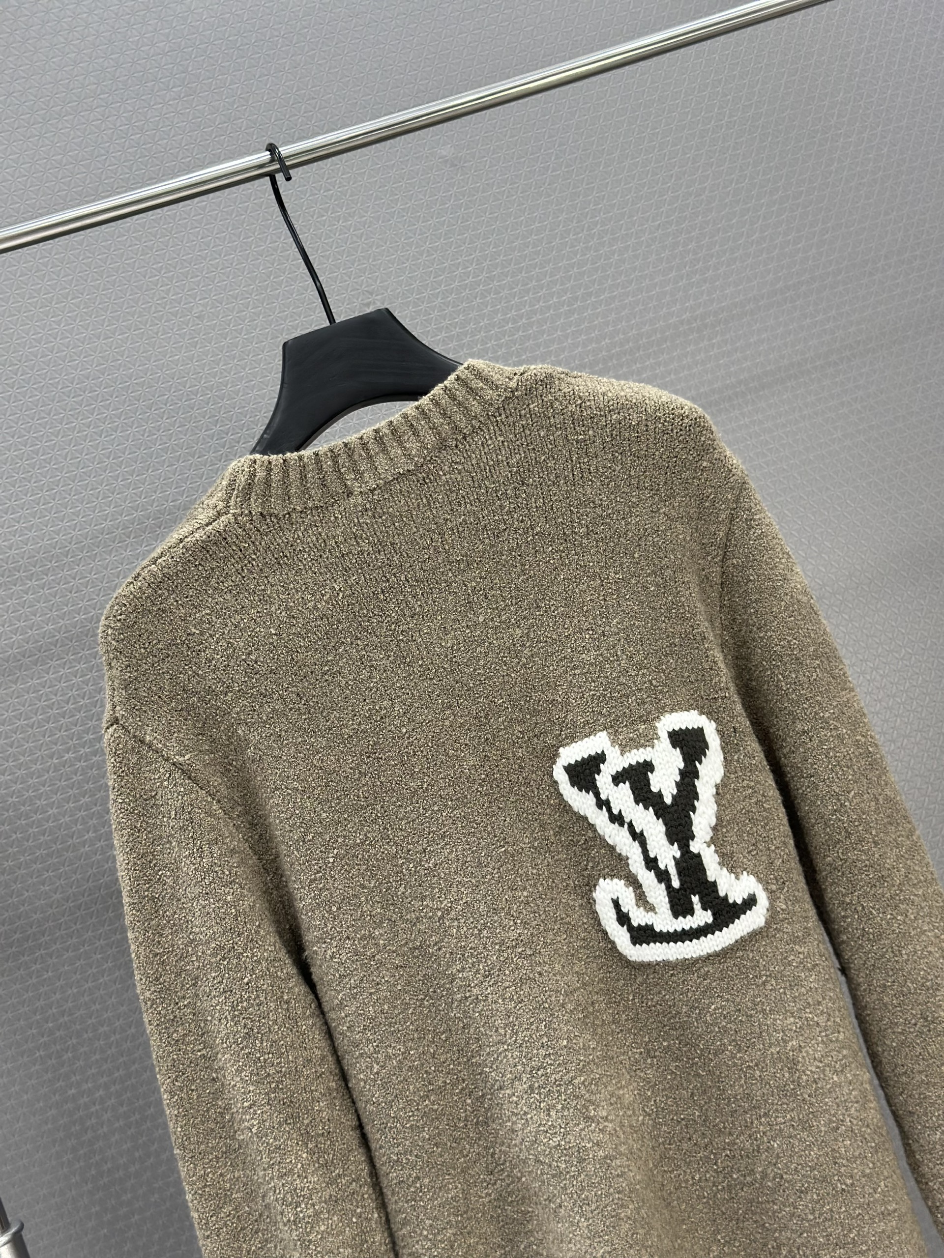 Áo sweater len Louis Vuitton LV 1335 Nâu logo thêu ngực Like Auth 46-52 VTN