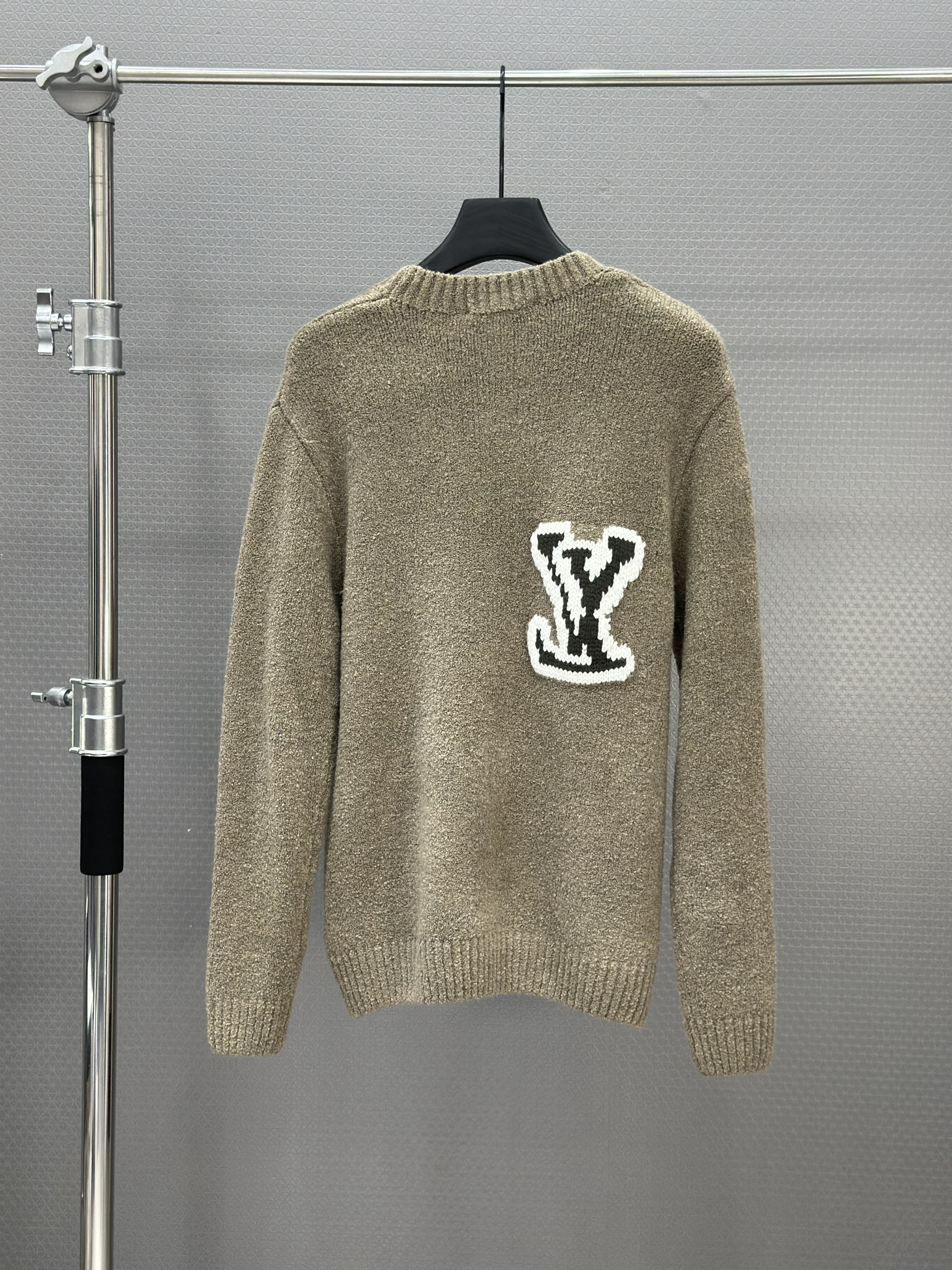 Áo sweater len Louis Vuitton LV 1335 Nâu logo thêu ngực Like Auth 46-52 VTN
