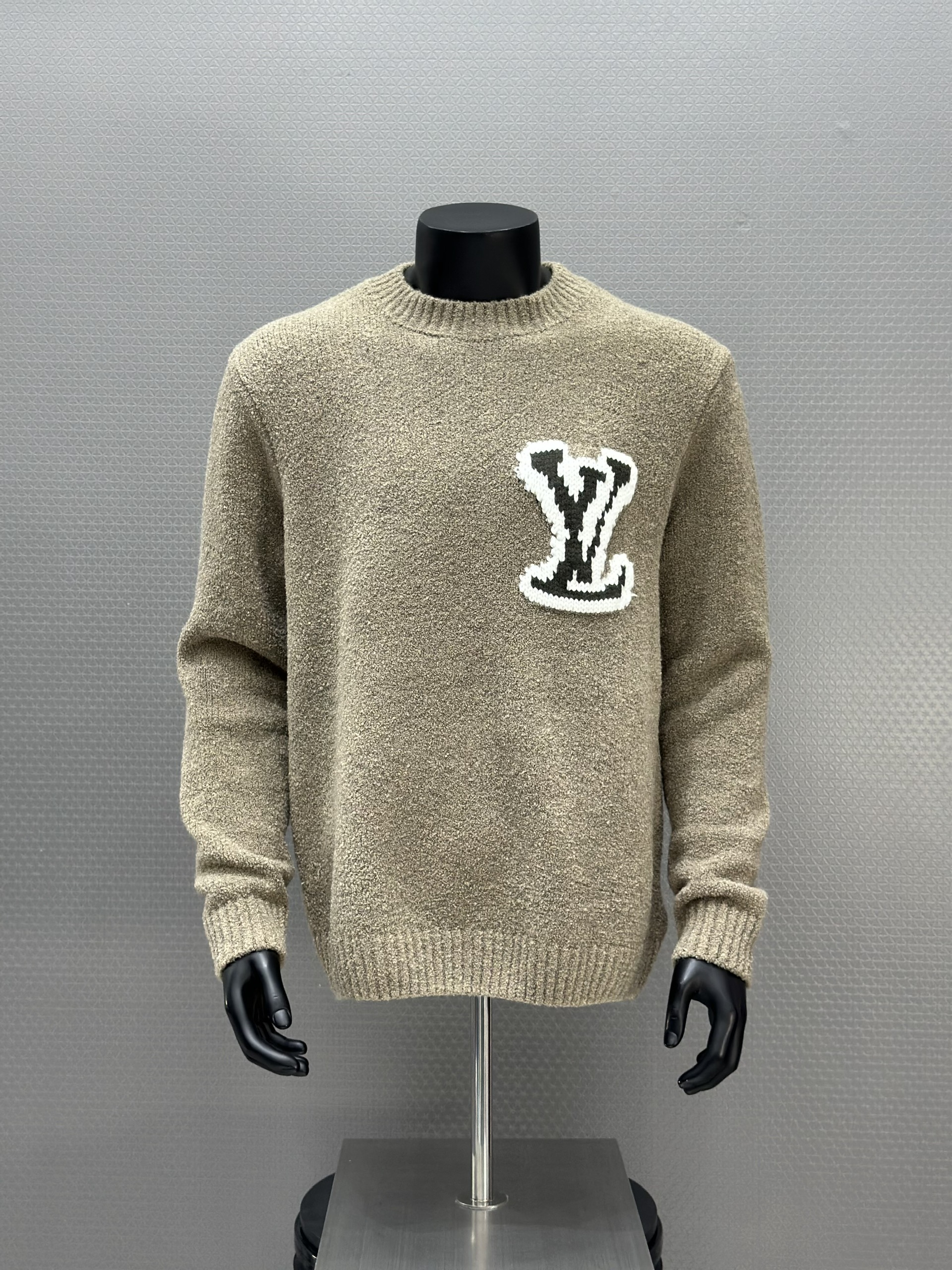 Áo sweater len Louis Vuitton LV 1335 Nâu logo thêu ngực Like Auth 46-52 VTN