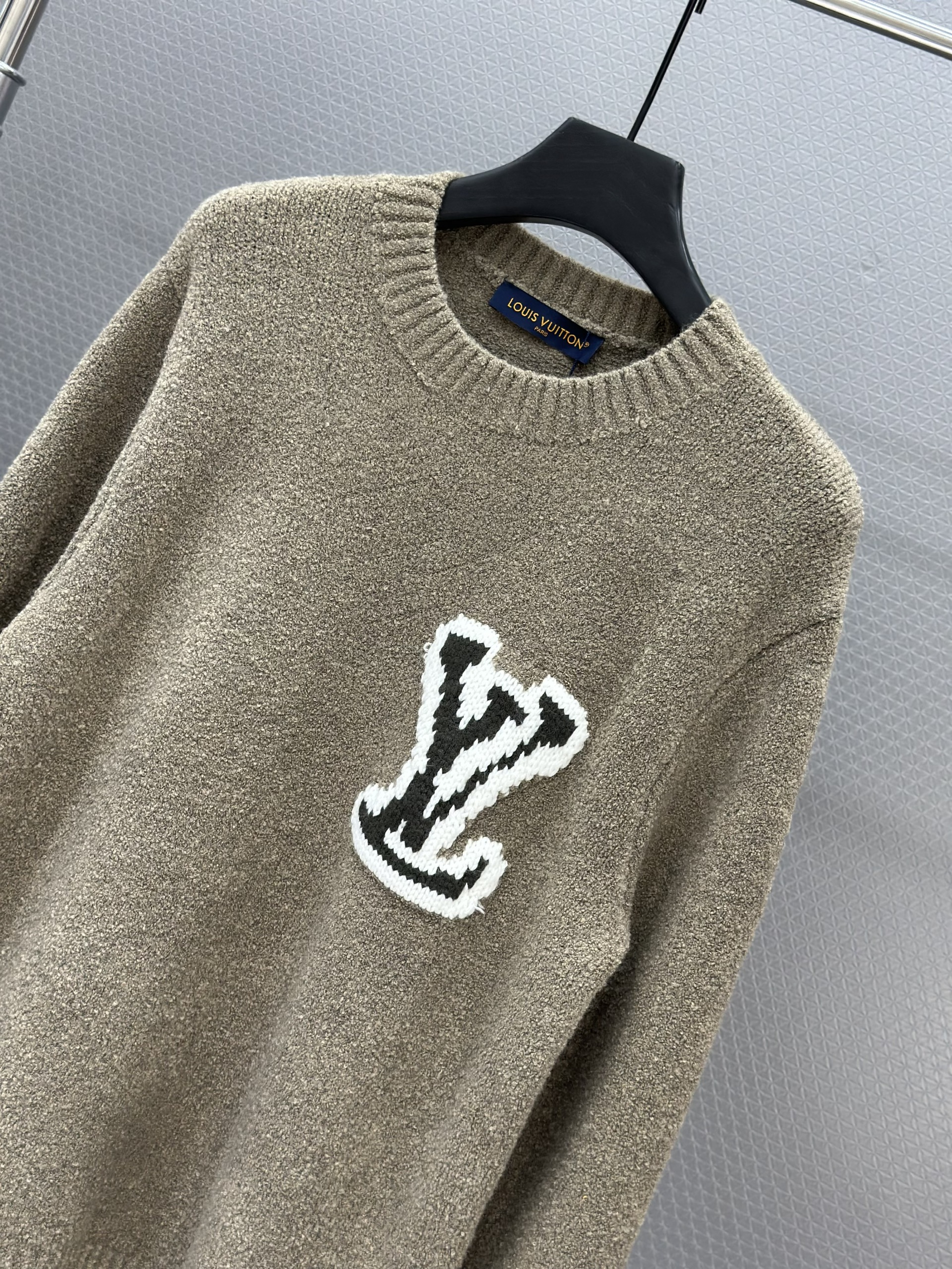 Áo sweater len Louis Vuitton LV 1335 Nâu logo thêu ngực Like Auth 46-52 VTN