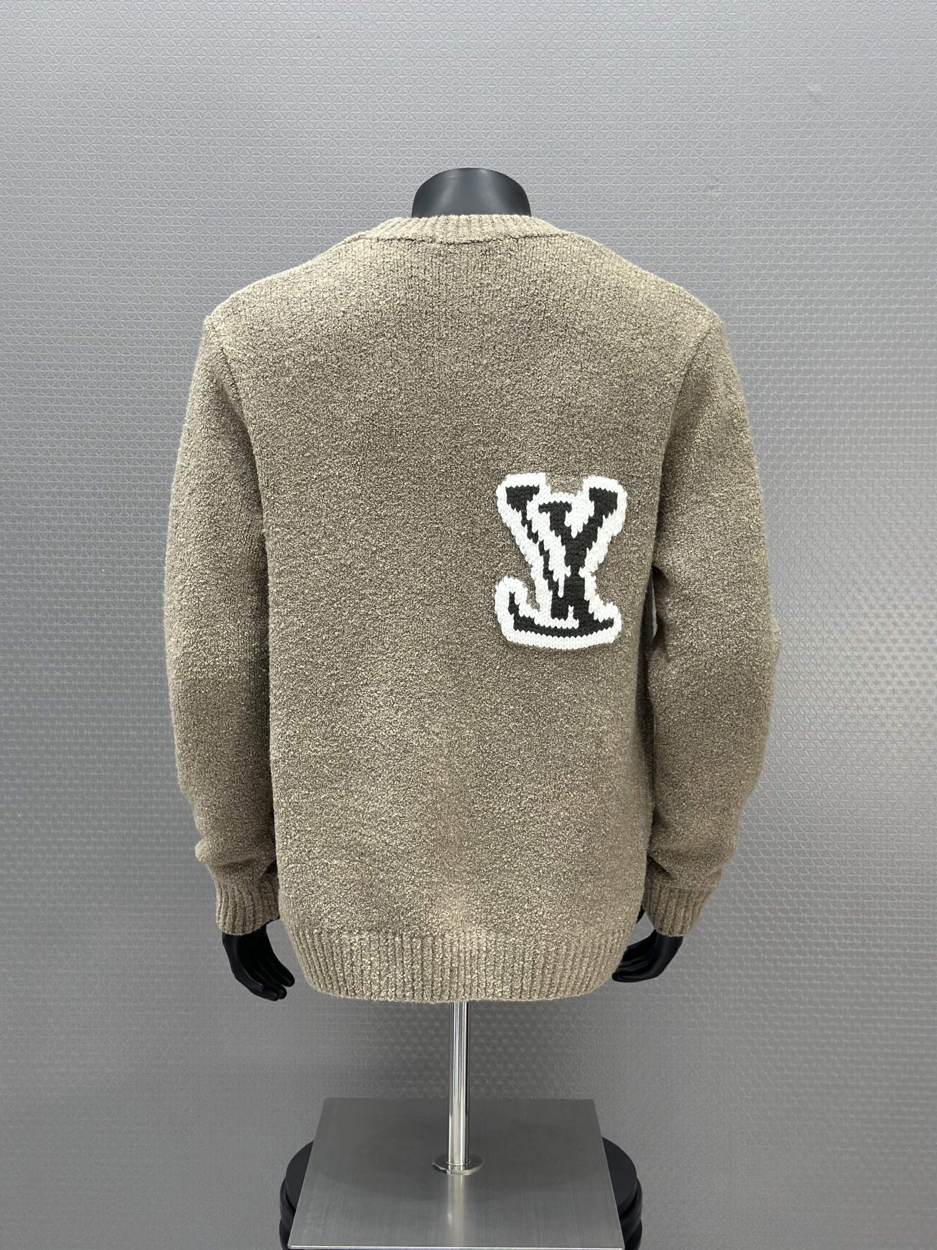 Áo sweater len Louis Vuitton LV 1335 Nâu logo thêu ngực Like Auth 46-52 VTN