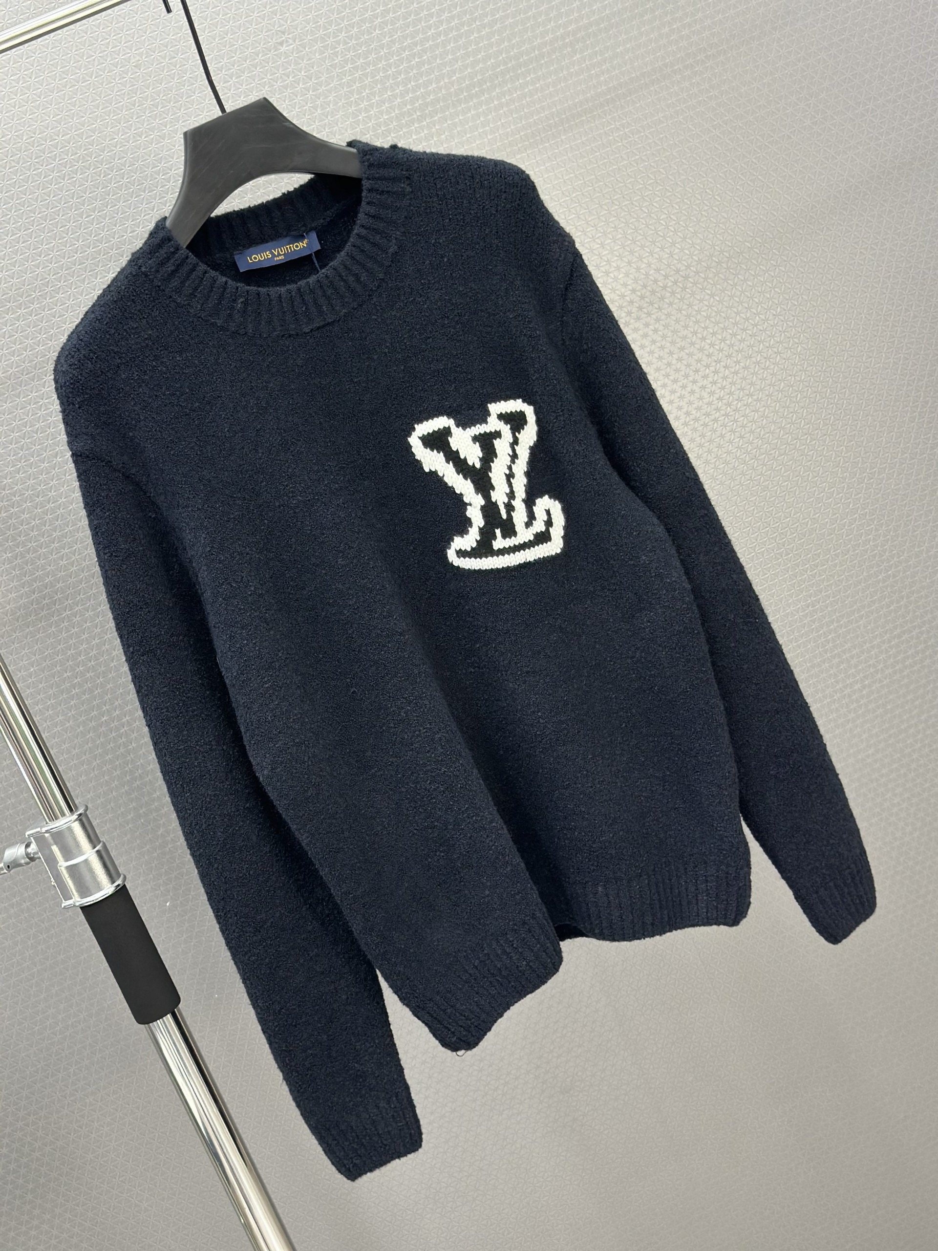 Áo sweater len Louis Vuitton LV 1335 Xanh Than logo thêu ngực Like Auth 46-52 VTN