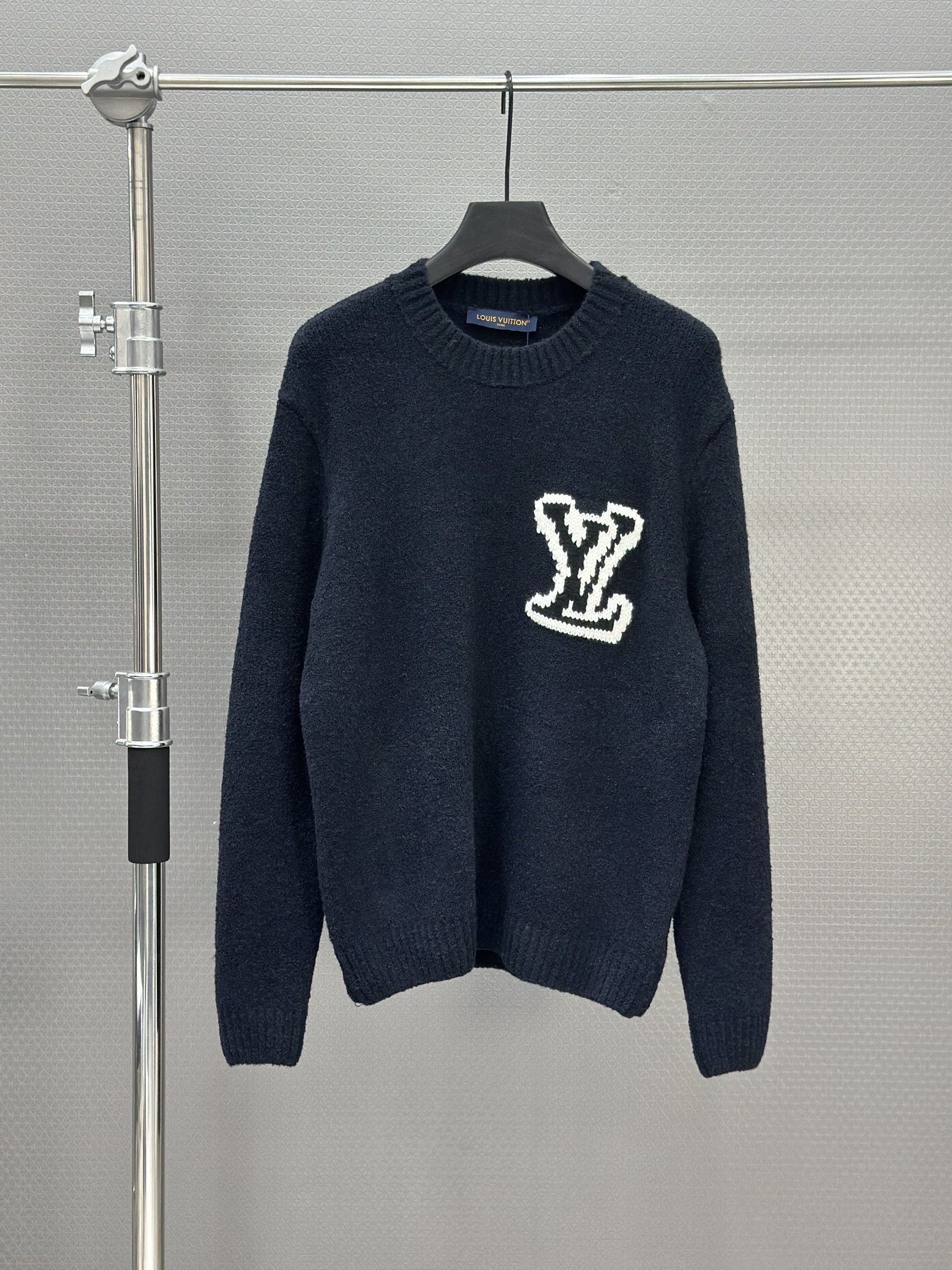 Áo sweater len Louis Vuitton LV 1335 Xanh Than logo thêu ngực Like Auth 46-52 VTN