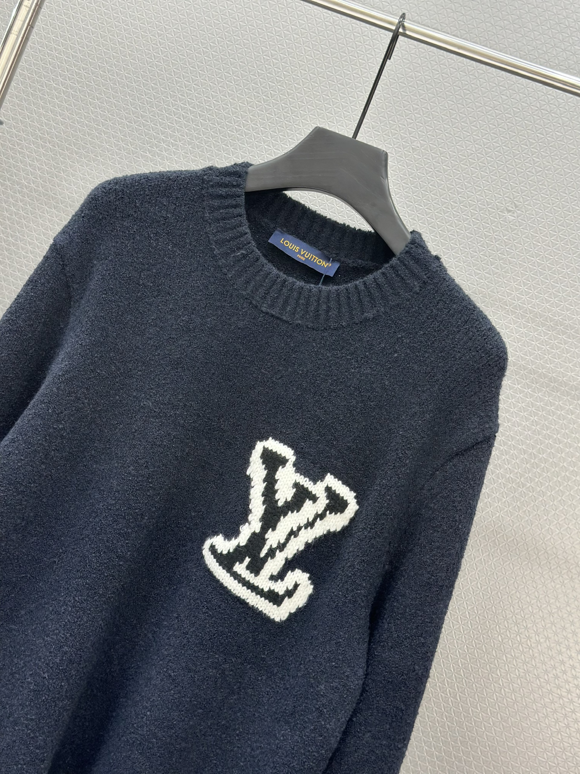 Áo sweater len Louis Vuitton LV 1335 Xanh Than logo thêu ngực Like Auth 46-52 VTN