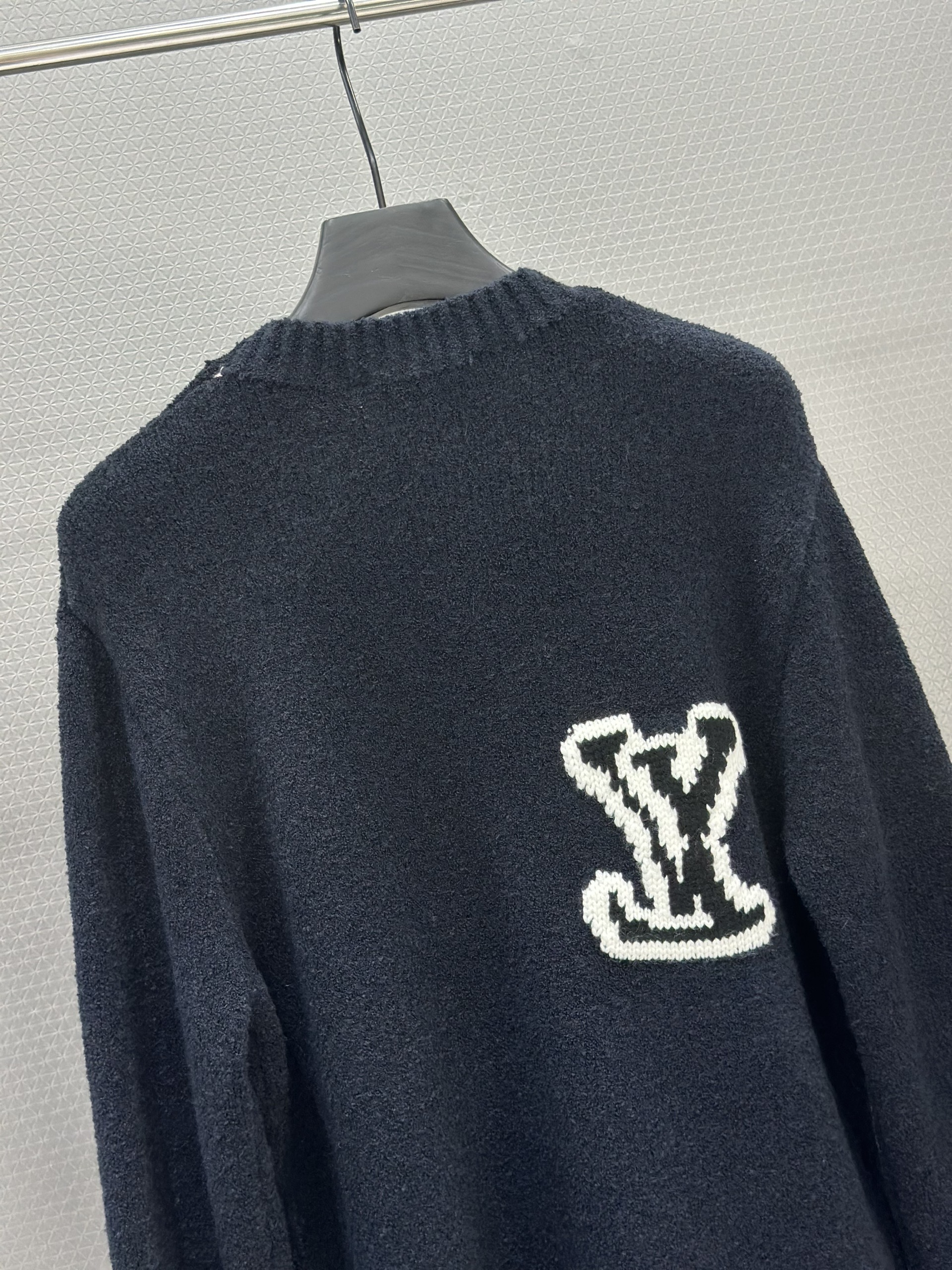 Áo sweater len Louis Vuitton LV 1335 Xanh Than logo thêu ngực Like Auth 46-52 VTN