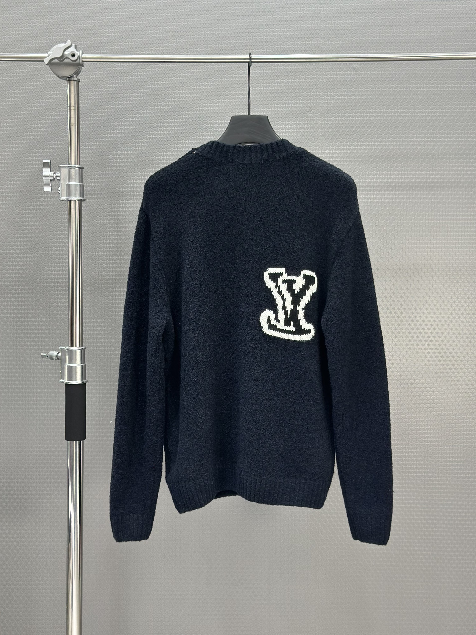 Áo sweater len Louis Vuitton LV 1335 Xanh Than logo thêu ngực Like Auth 46-52 VTN
