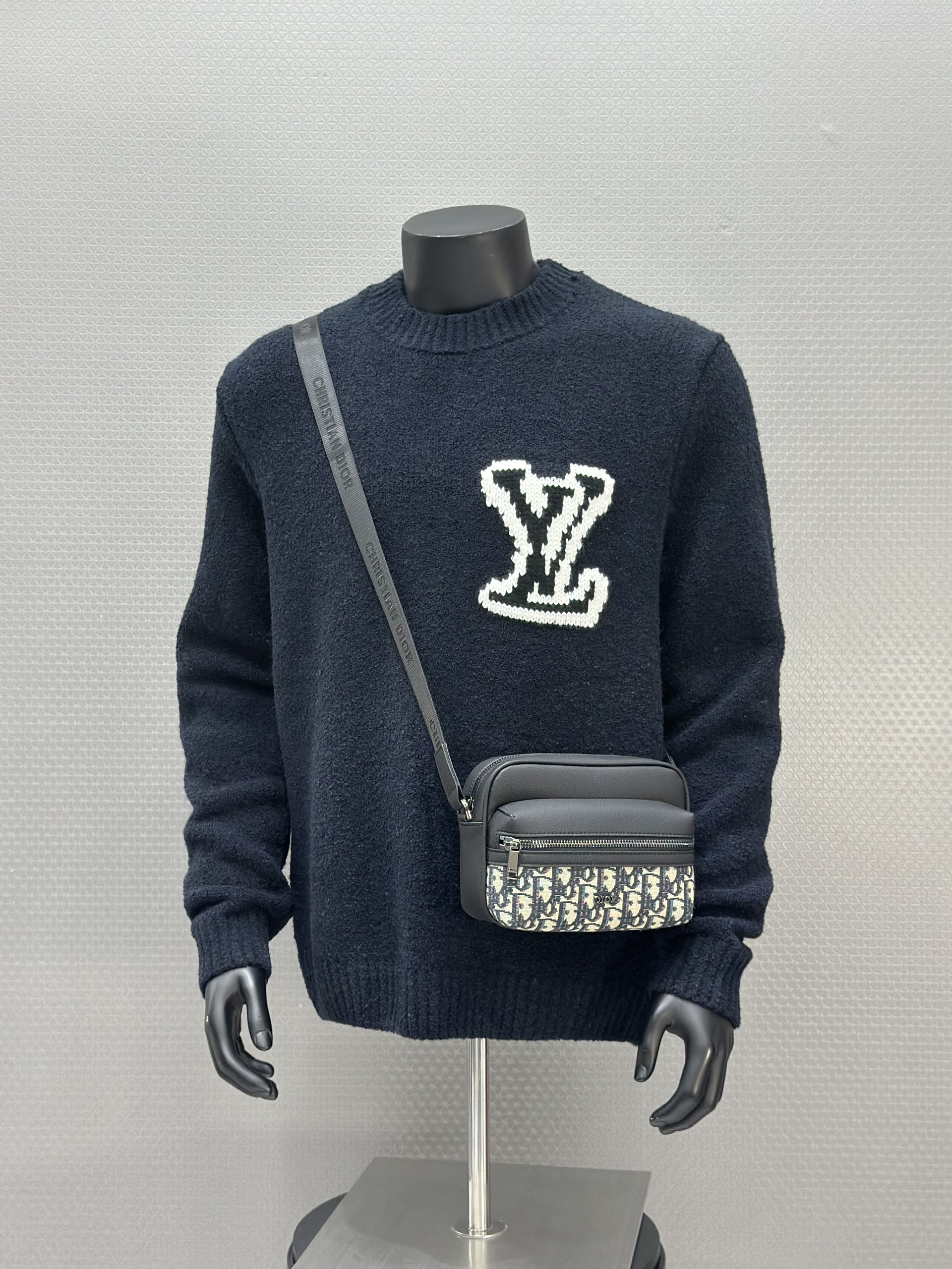Áo sweater len Louis Vuitton LV 1335 Xanh Than logo thêu ngực Like Auth 46-52 VTN