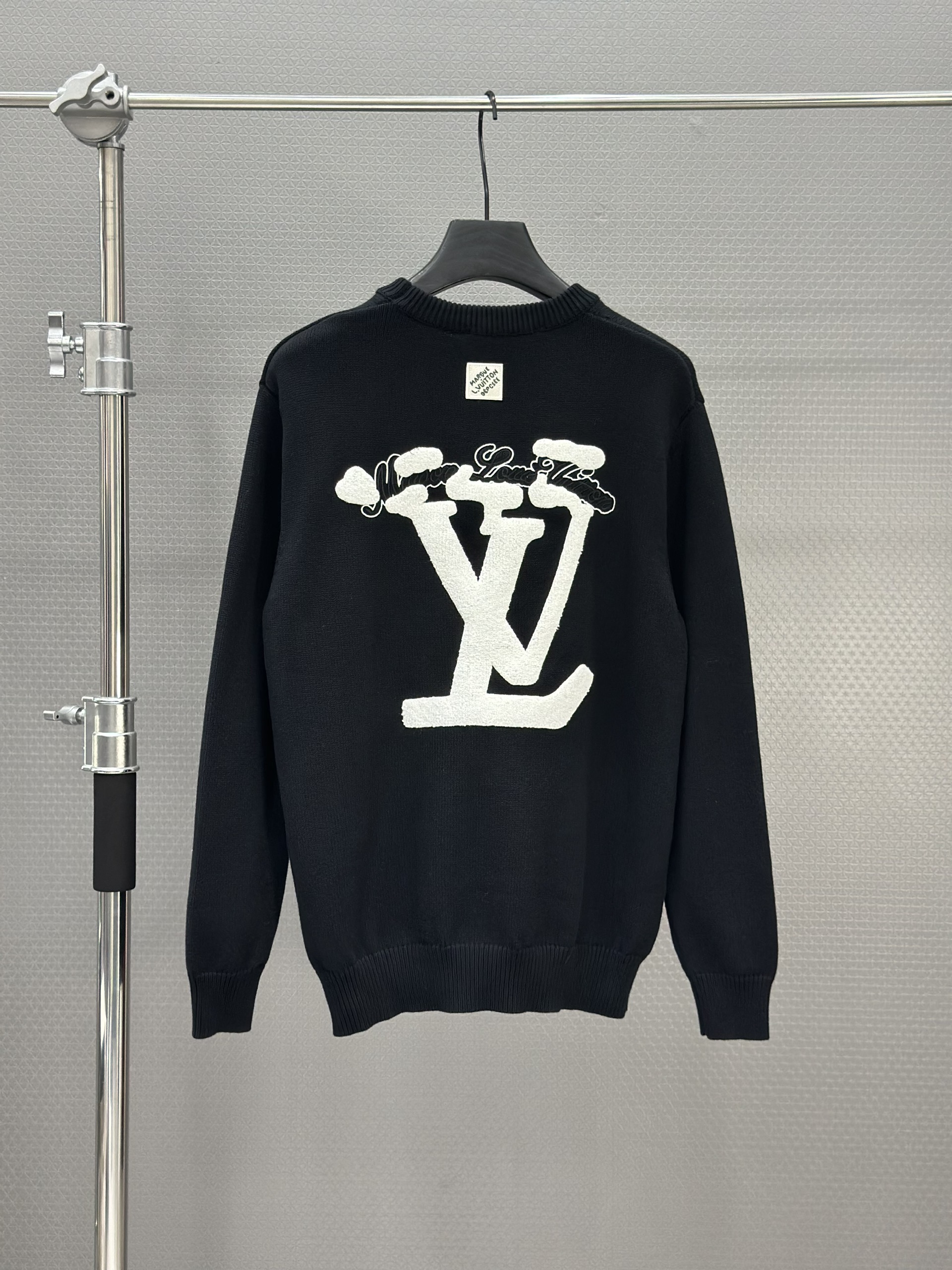 Áo sweater len Louis Vuitton LV 1338 Đen logo lưng ngực Like Auth 46-52 VTN