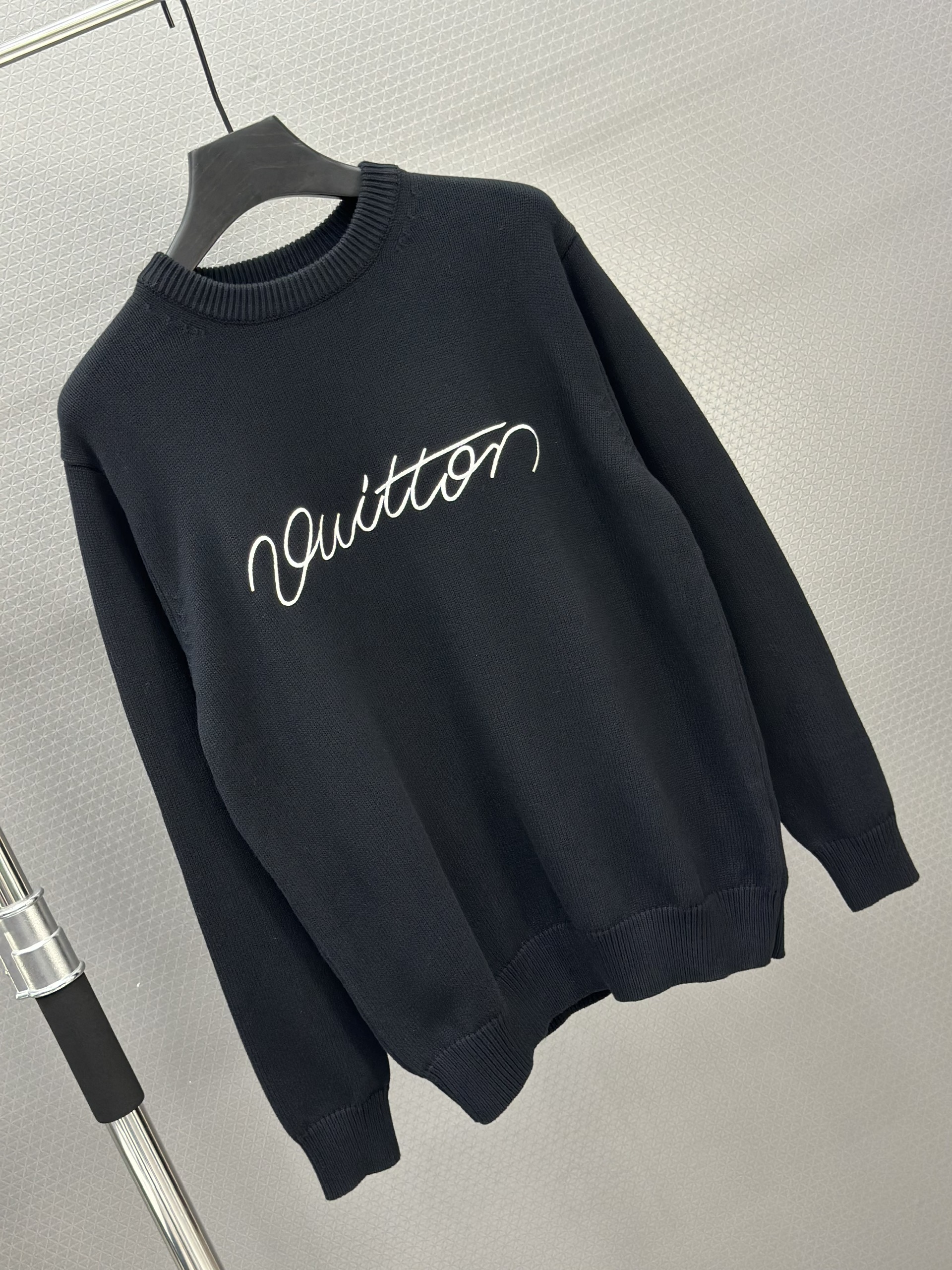 Áo sweater len Louis Vuitton LV 1338 Đen logo lưng ngực Like Auth 46-52 VTN