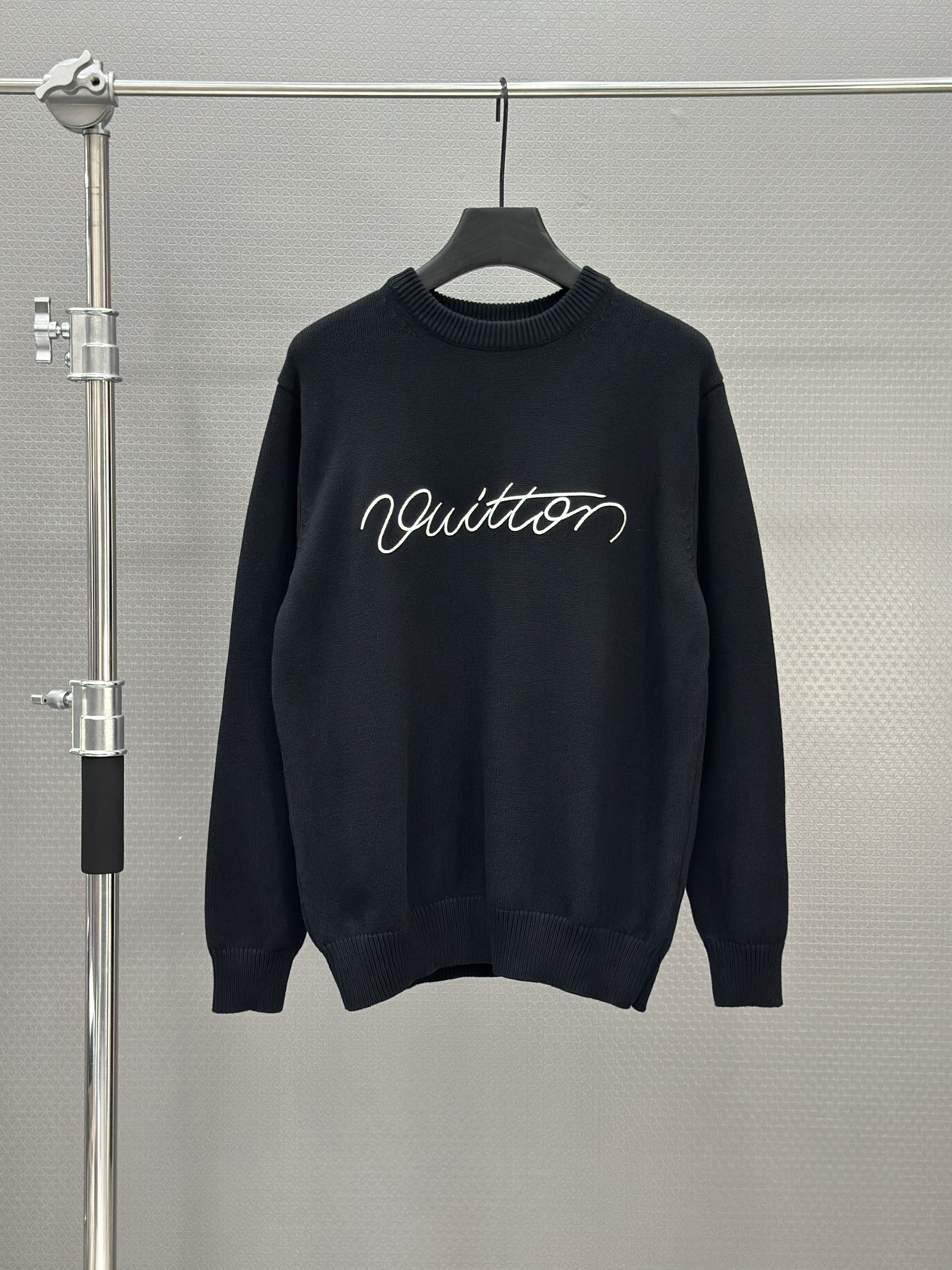 Áo sweater len Louis Vuitton LV 1338 Đen logo lưng ngực Like Auth 46-52 VTN