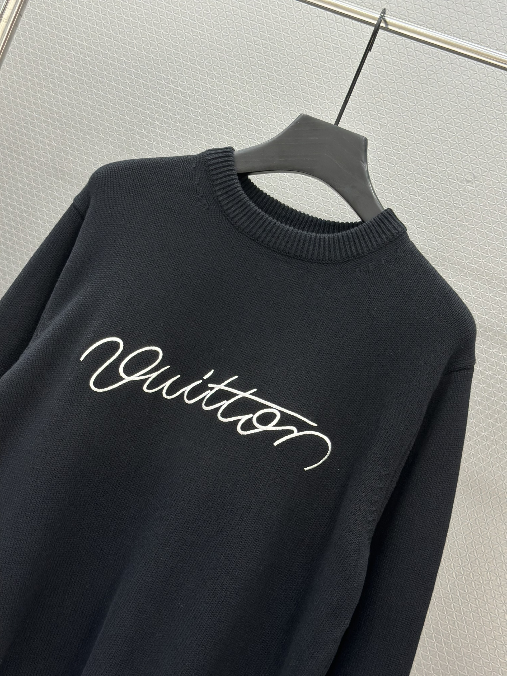 Áo sweater len Louis Vuitton LV 1338 Đen logo lưng ngực Like Auth 46-52 VTN