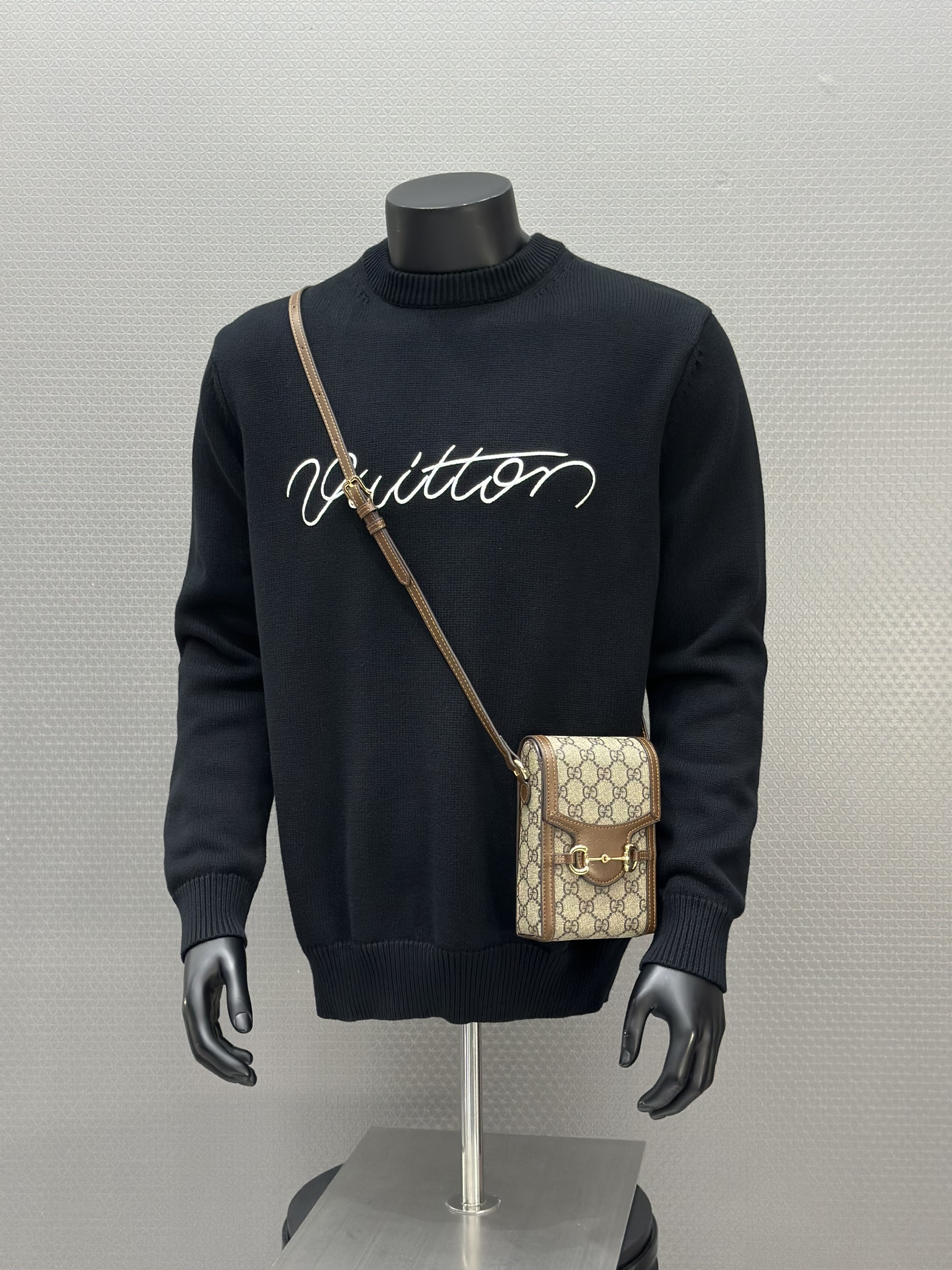 Áo sweater len Louis Vuitton LV 1338 Đen logo lưng ngực Like Auth 46-52 VTN