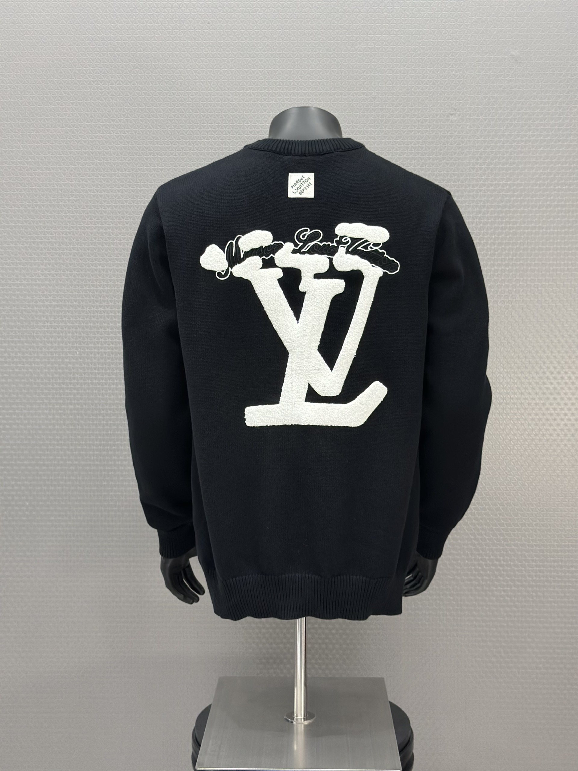 Áo sweater len Louis Vuitton LV 1338 Đen logo lưng ngực Like Auth 46-52 VTN