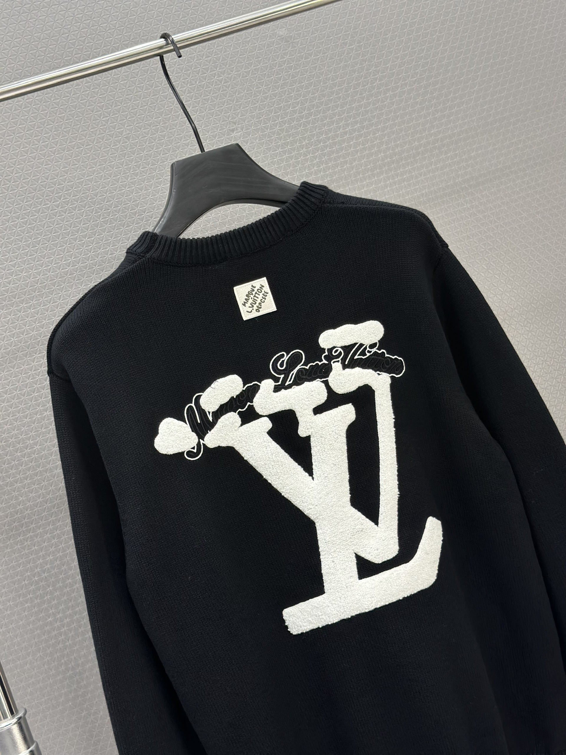 Áo sweater len Louis Vuitton LV 1338 Đen logo lưng ngực Like Auth 46-52 VTN